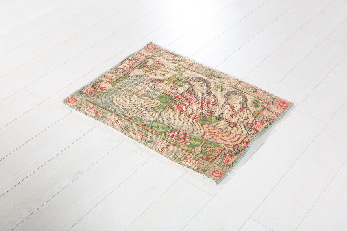 Small Antique Beige Rug – 2' 7" x 2' 0" (79 x 60 cm)