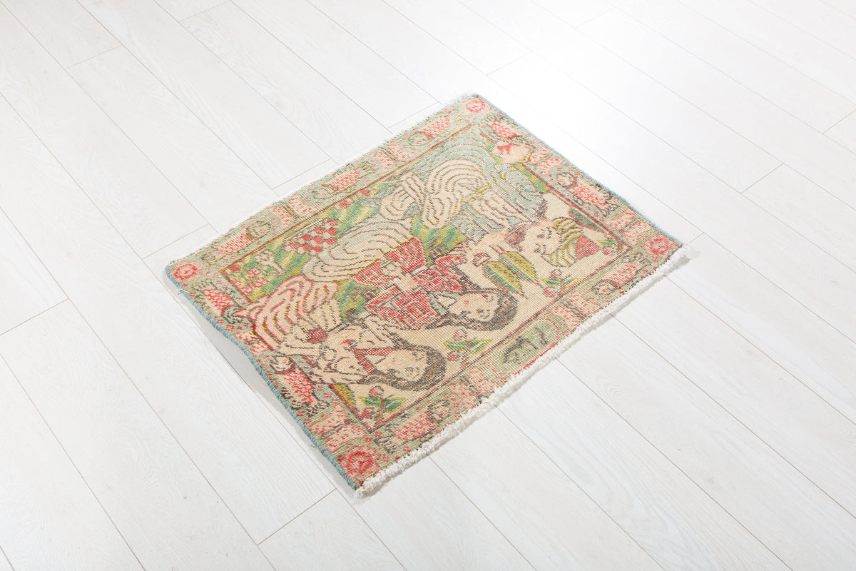 Small Antique Beige Rug – 2' 7" x 2' 0" (79 x 60 cm)