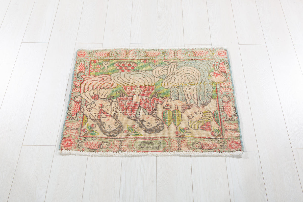 Small Antique Beige Rug – 2' 7" x 2' 0" (79 x 60 cm)
