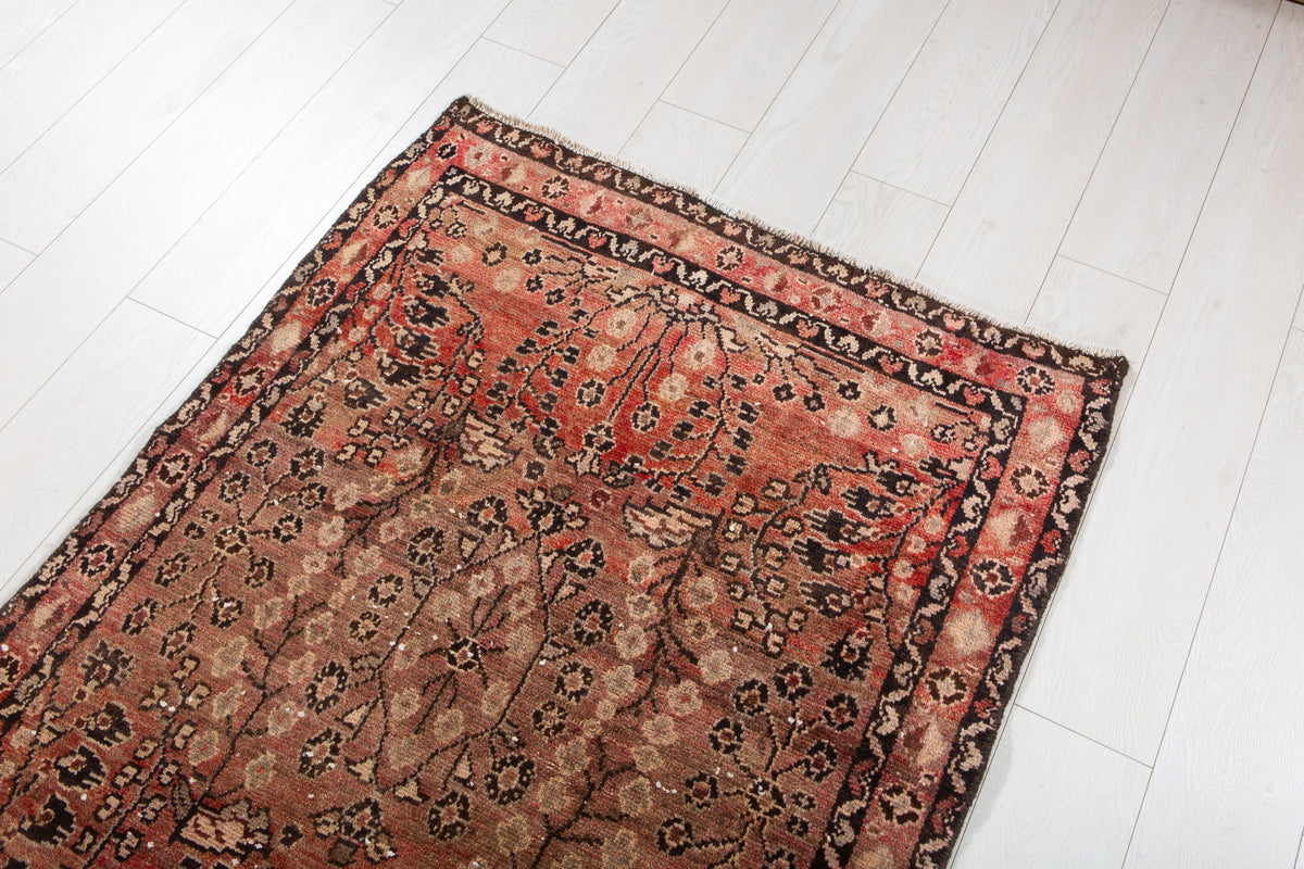 Antique Faded Peach Geometric Runner Rug – 9' 3" x 3' 3" (282 x 100 cm)