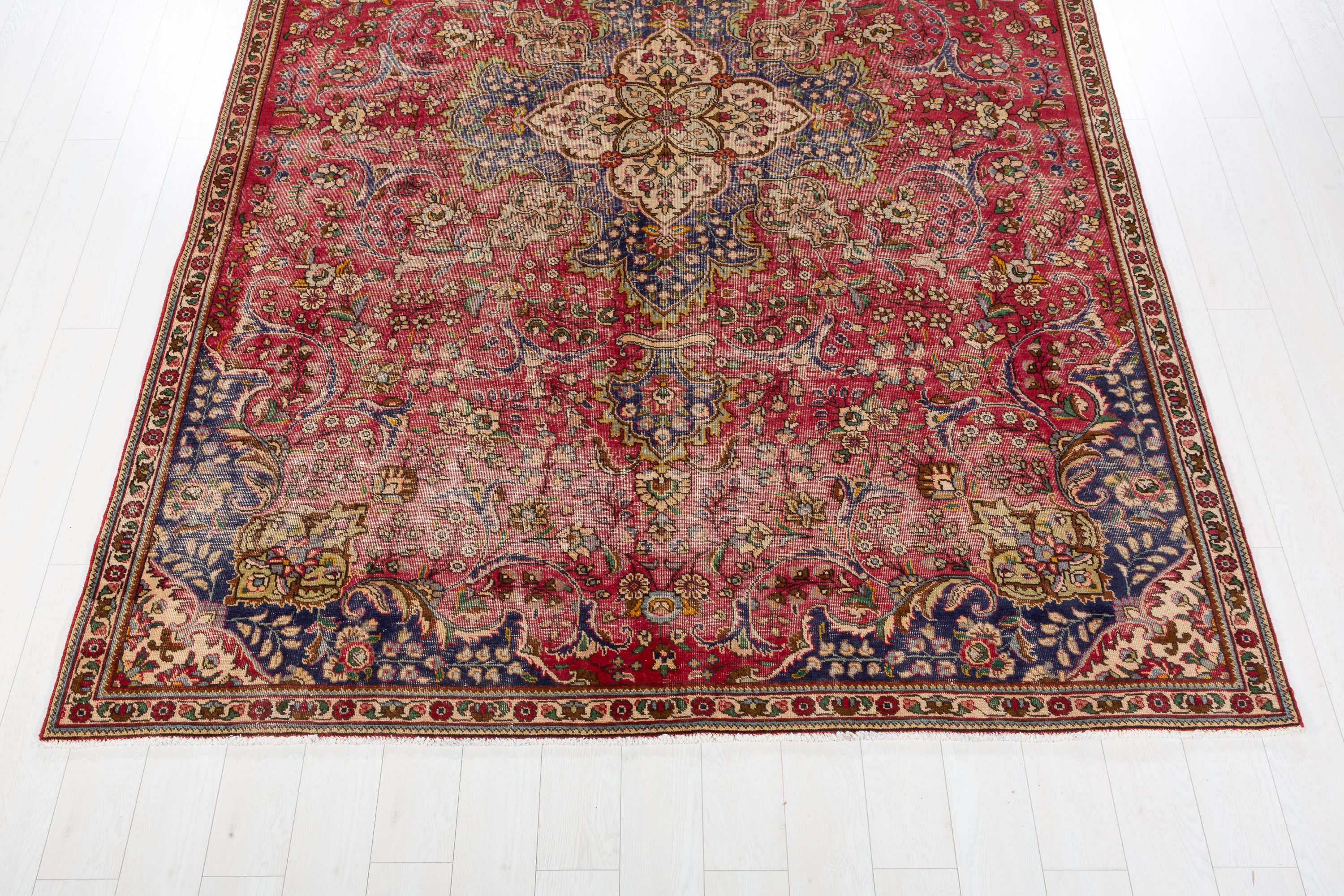 Vintage Red Floral Rug – 10' 7" x 7' 7" (323 x 231 cm)