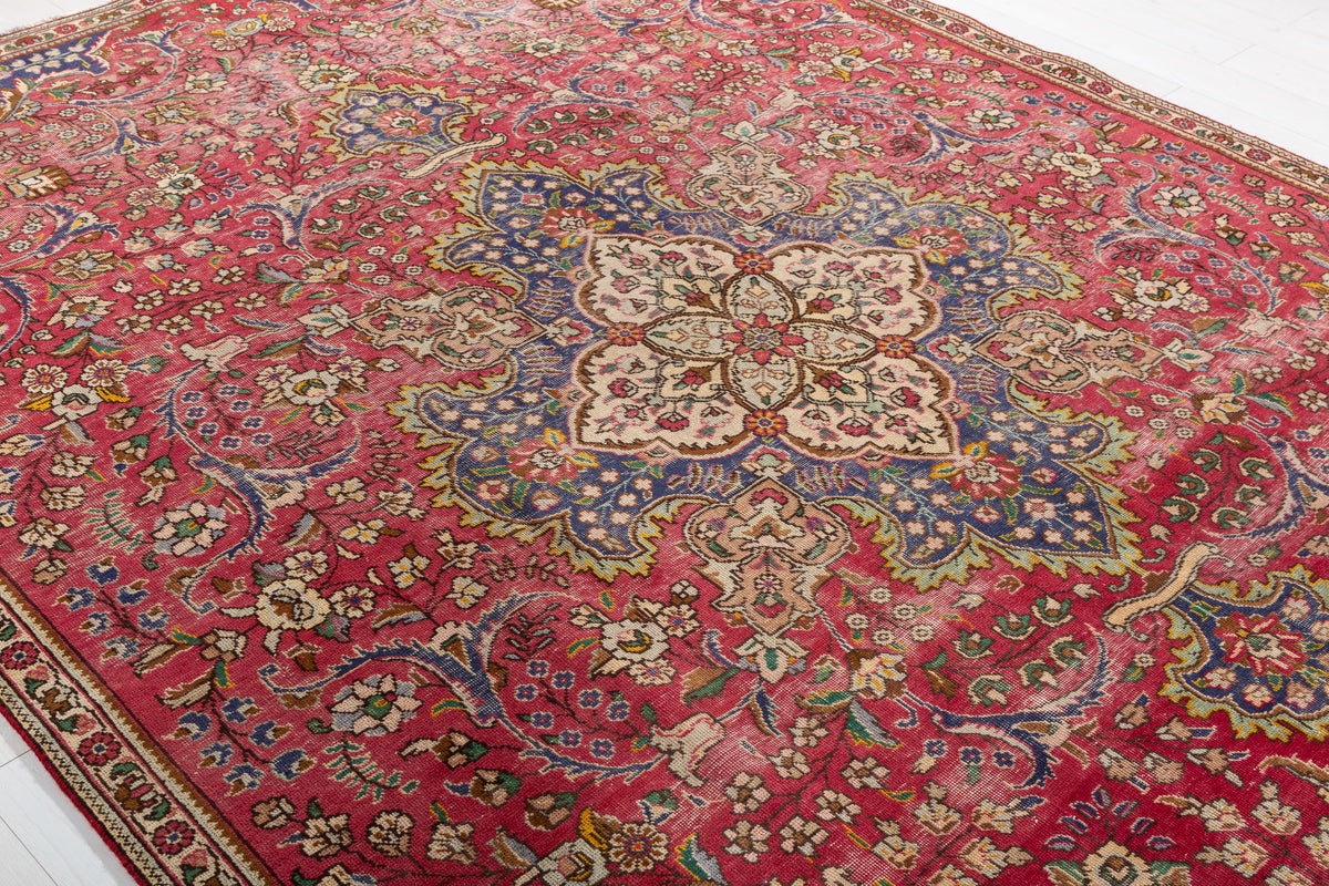 Vintage Red Floral Rug – 10' 7" x 7' 7" (323 x 231 cm)