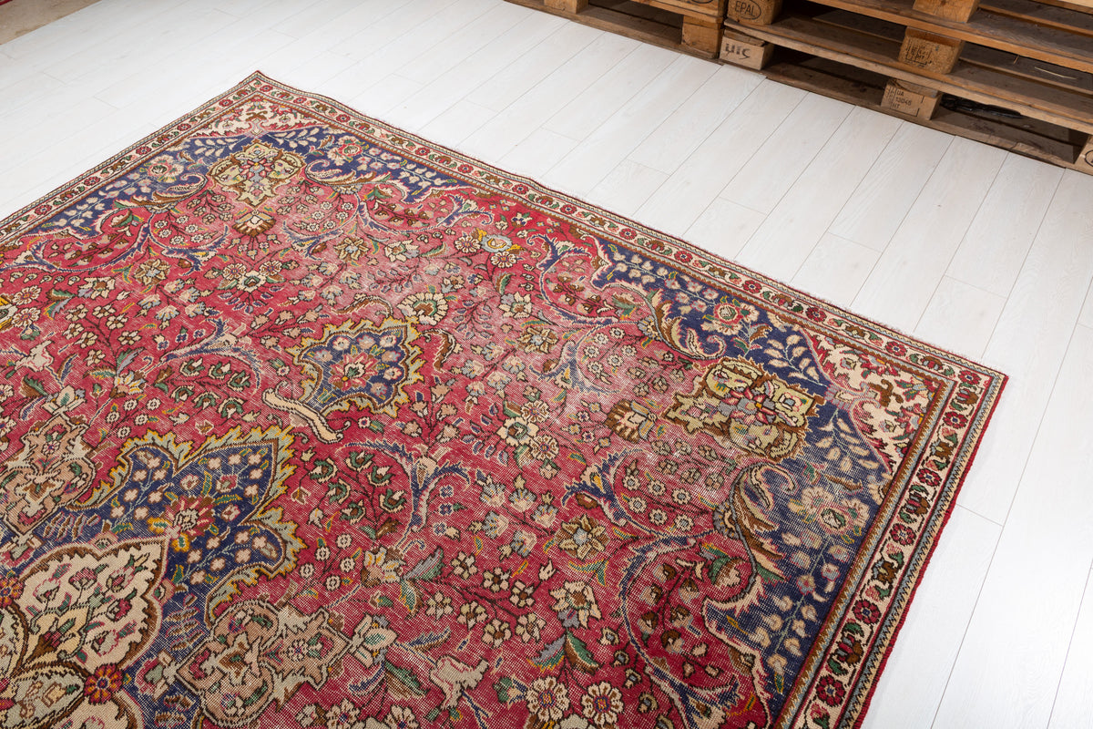 Vintage Red Floral Rug – 10' 7" x 7' 7" (323 x 231 cm)