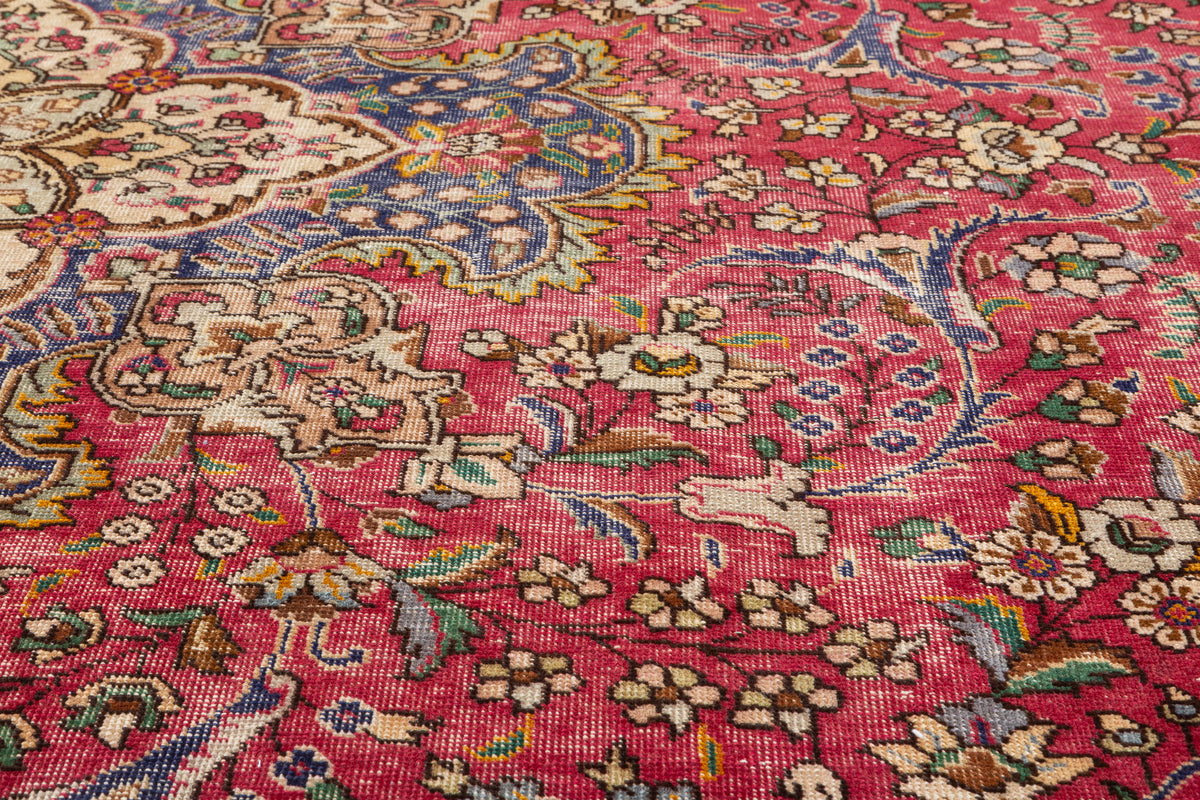 Vintage Red Floral Rug – 10' 7" x 7' 7" (323 x 231 cm)