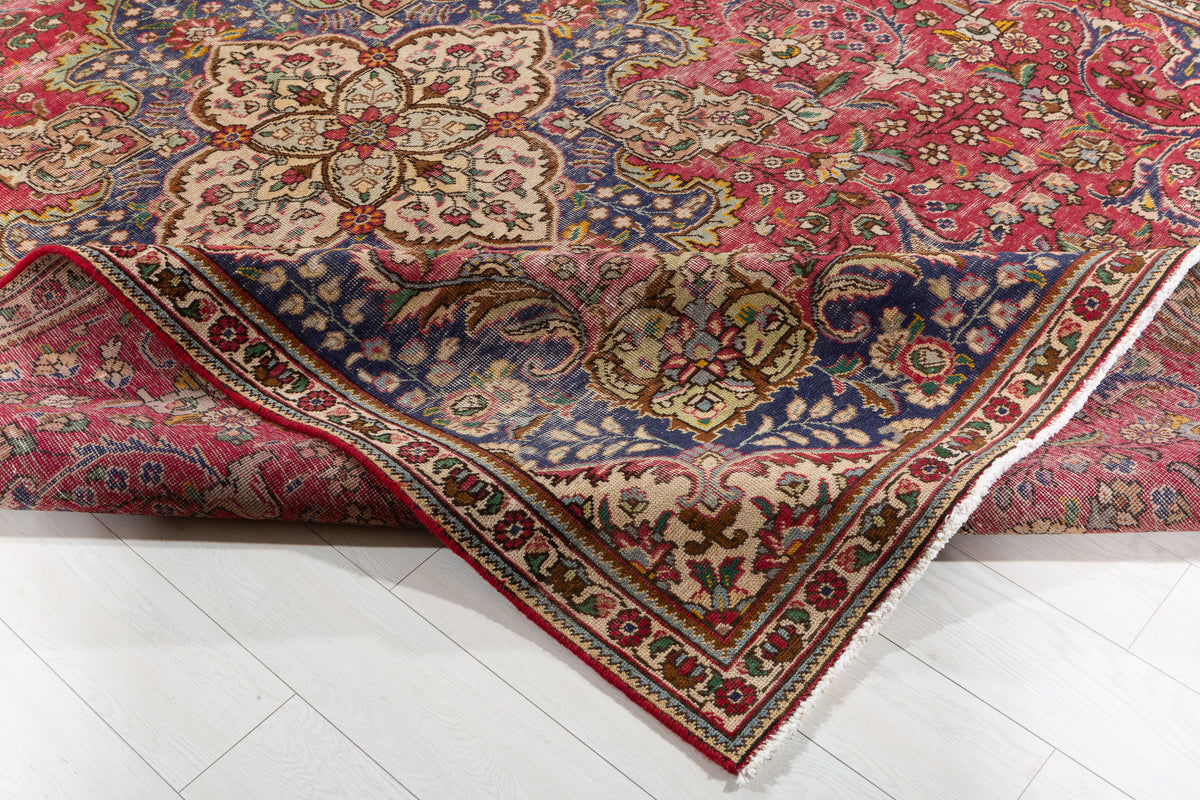 Vintage Red Floral Rug – 10' 7" x 7' 7" (323 x 231 cm)