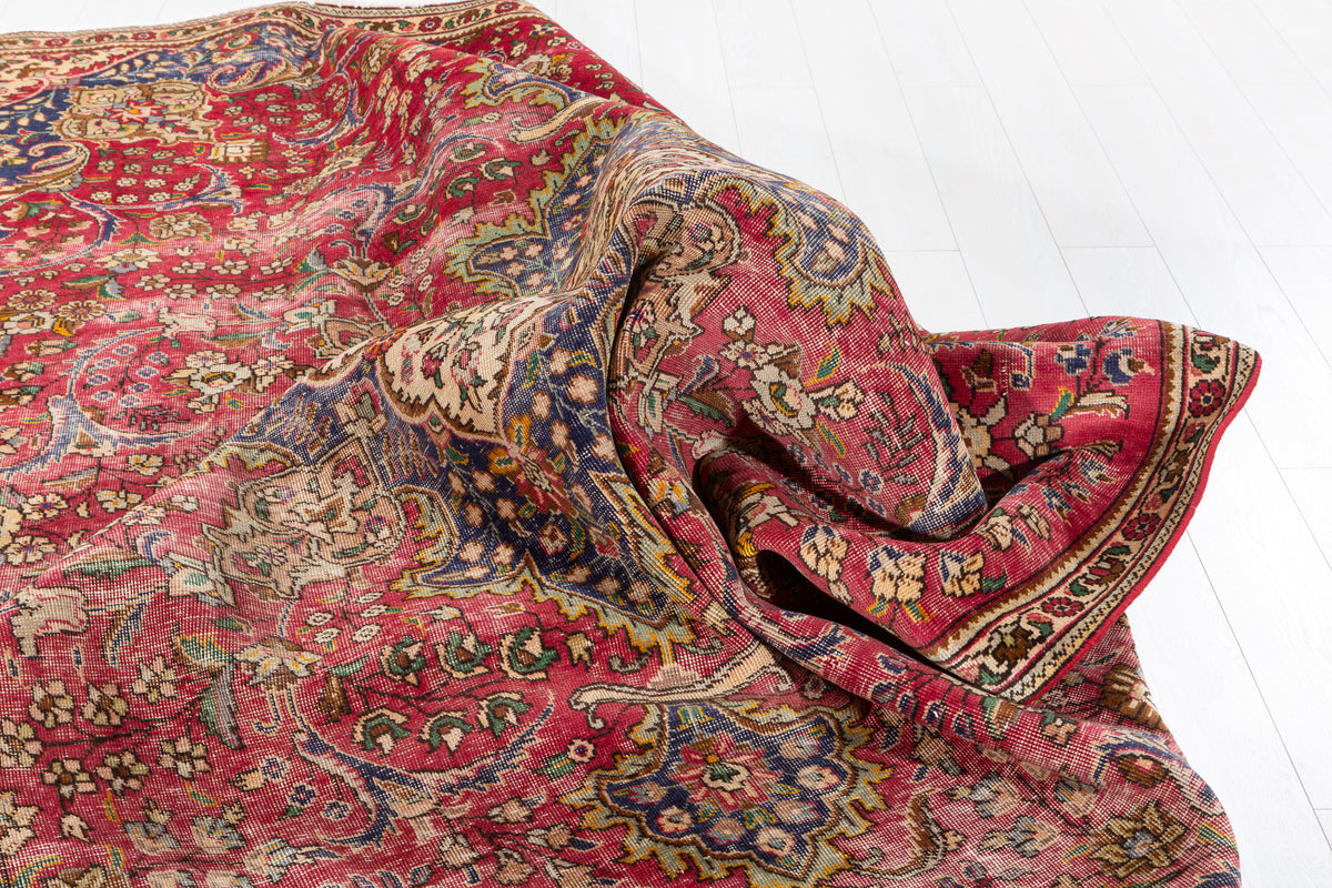 Vintage Red Floral Rug – 10' 7" x 7' 7" (323 x 231 cm)
