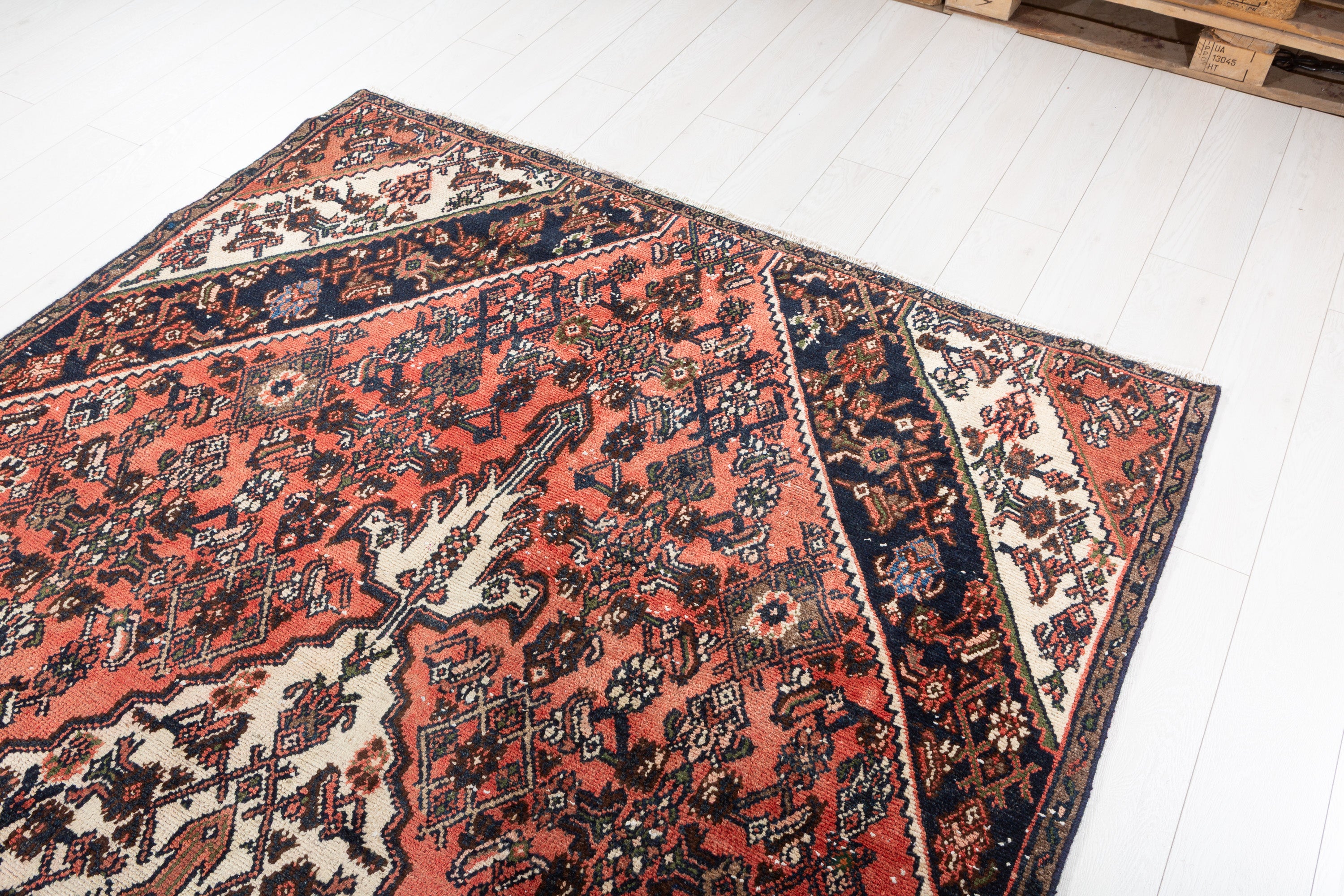 Vintage Red and Beige Geometric Rug – 9' 9" x 5' 8" (297 x 172 cm)