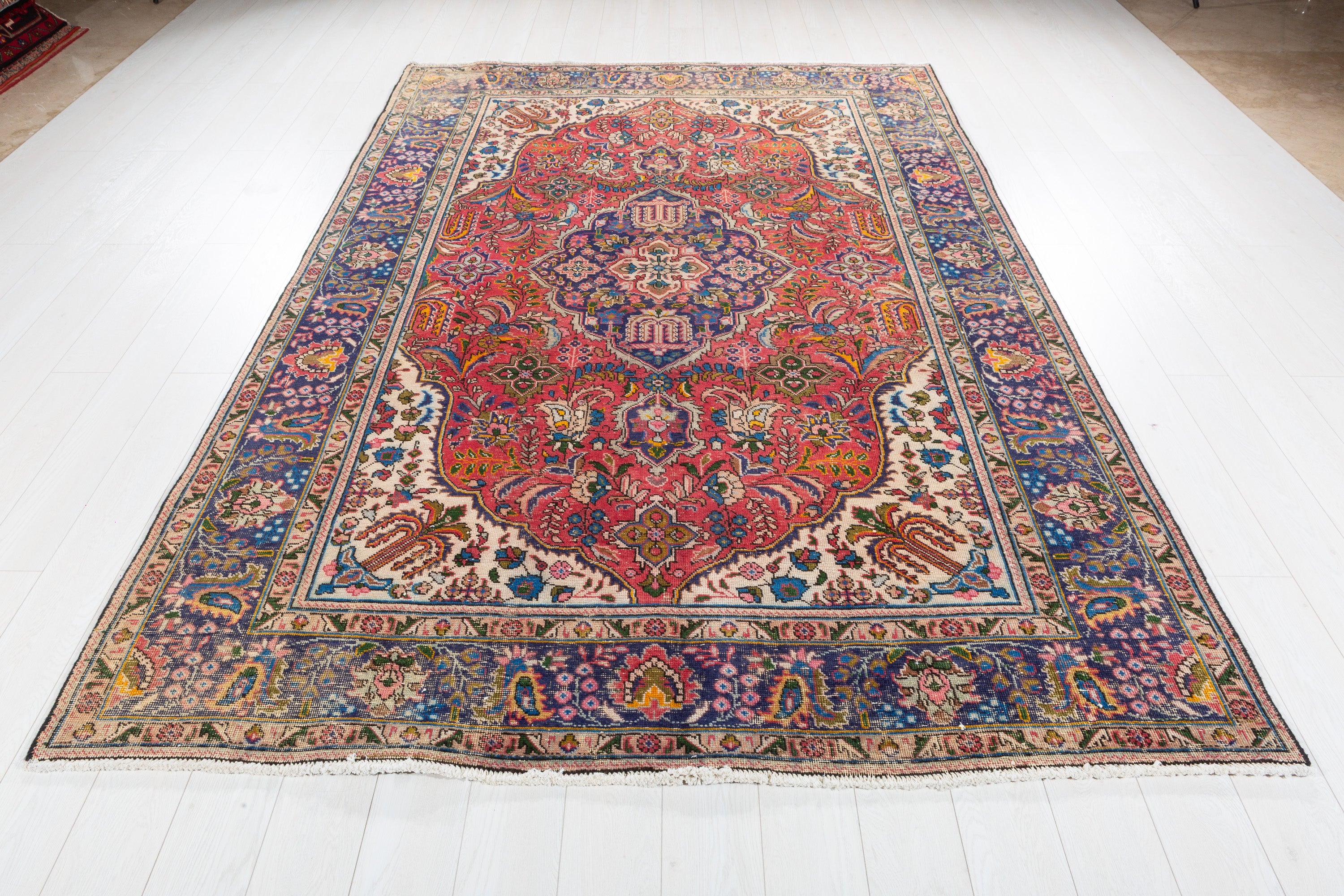 Vintage Red and Navy Blue Floral Rug – 9' 10" x 6' 6" (299 x 199 cm)