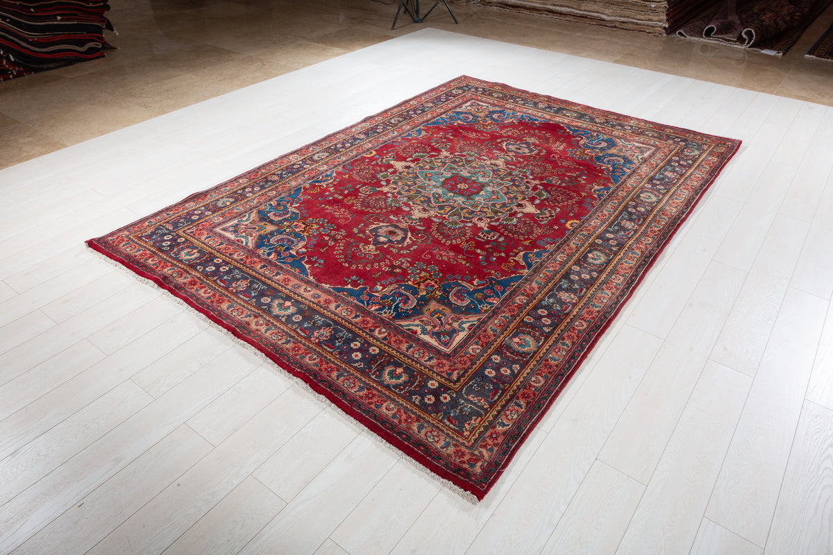 Vintage Red Floral Rug – 9' 4" x 6' 4" (284 x 194 cm)