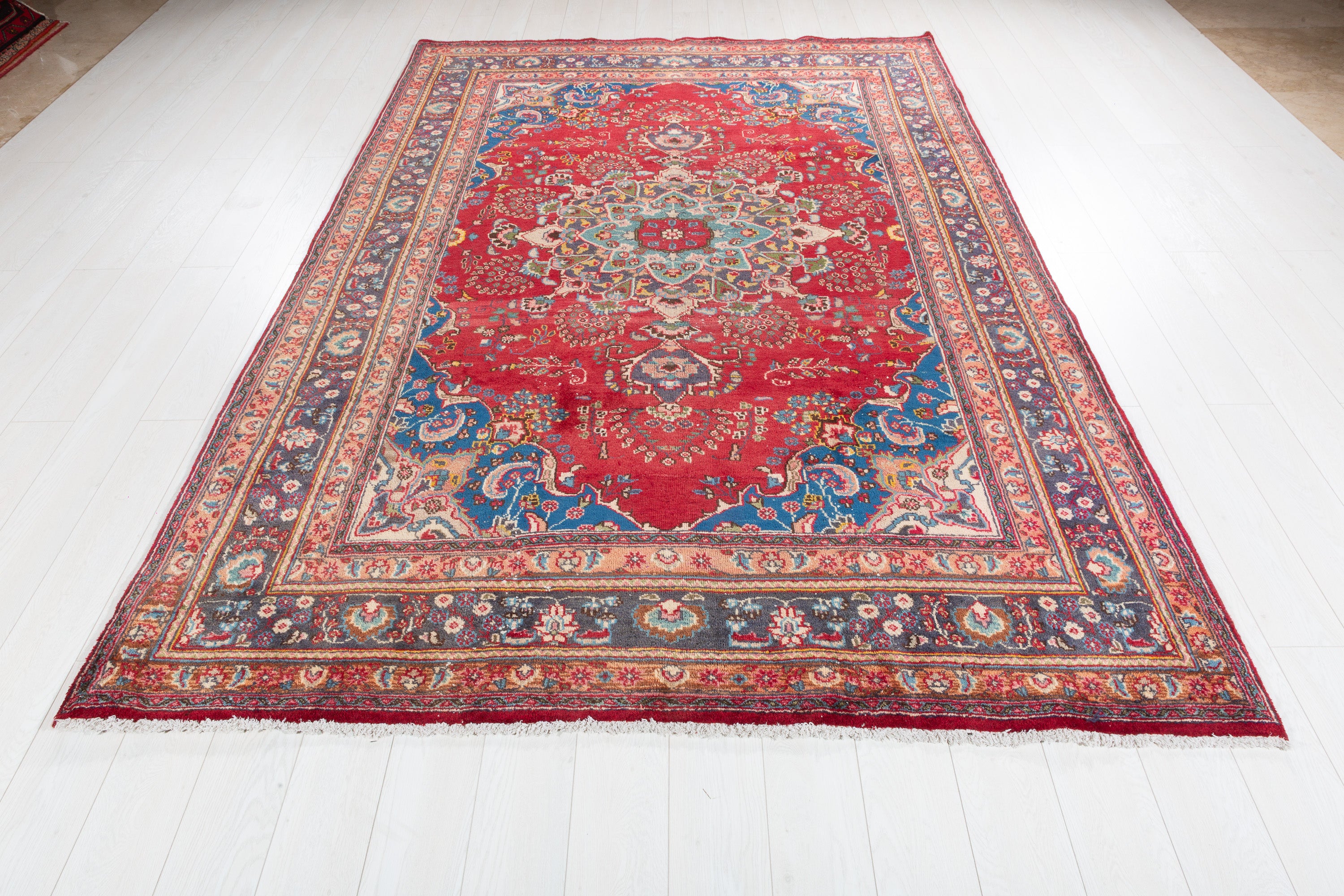 Vintage Red Floral Rug – 9' 4" x 6' 4" (284 x 194 cm)