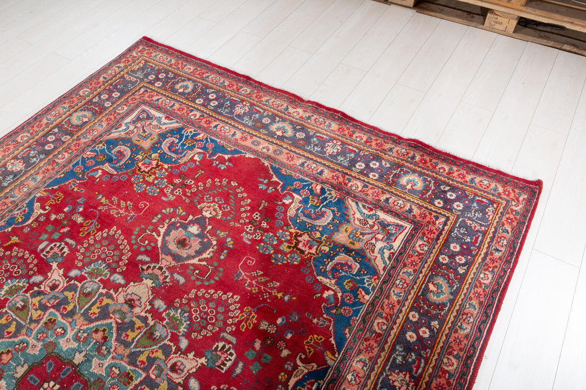 Vintage Red Floral Rug – 9' 4" x 6' 4" (284 x 194 cm)