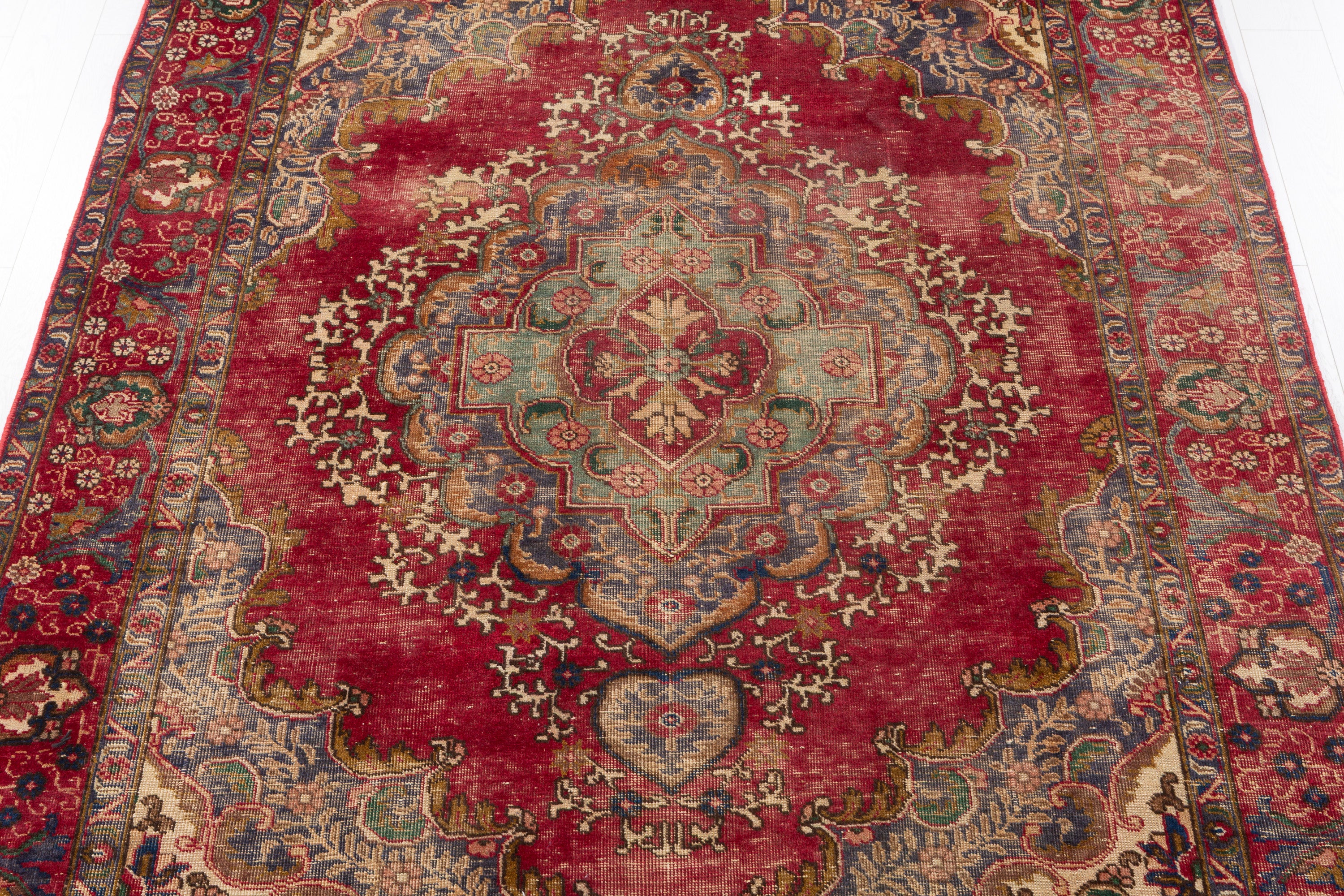 Vintage Red Floral Rug – 9' 7" x 6' 4" (292 x 192 cm)