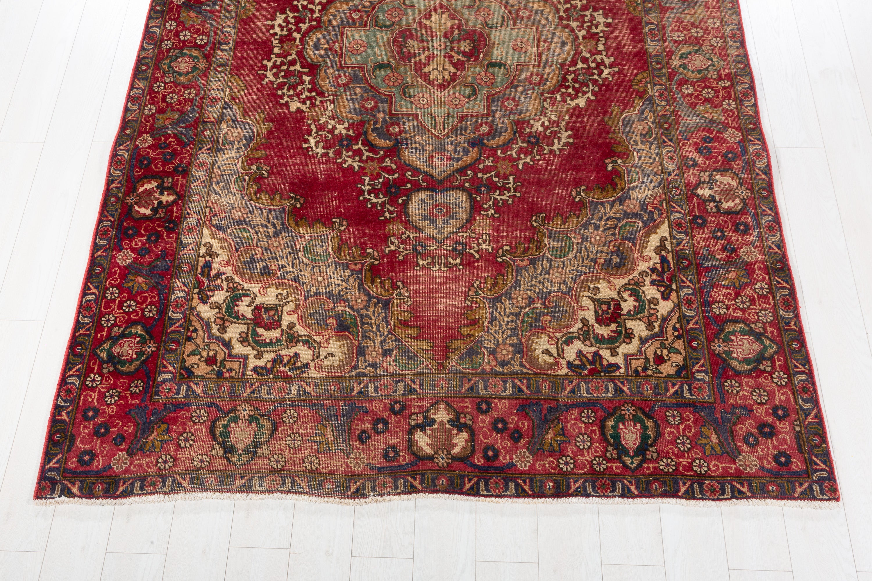 Vintage Red Floral Rug – 9' 7" x 6' 4" (292 x 192 cm)