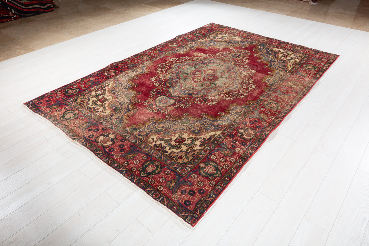Vintage Red Floral Rug – 9' 7" x 6' 4" (292 x 192 cm)