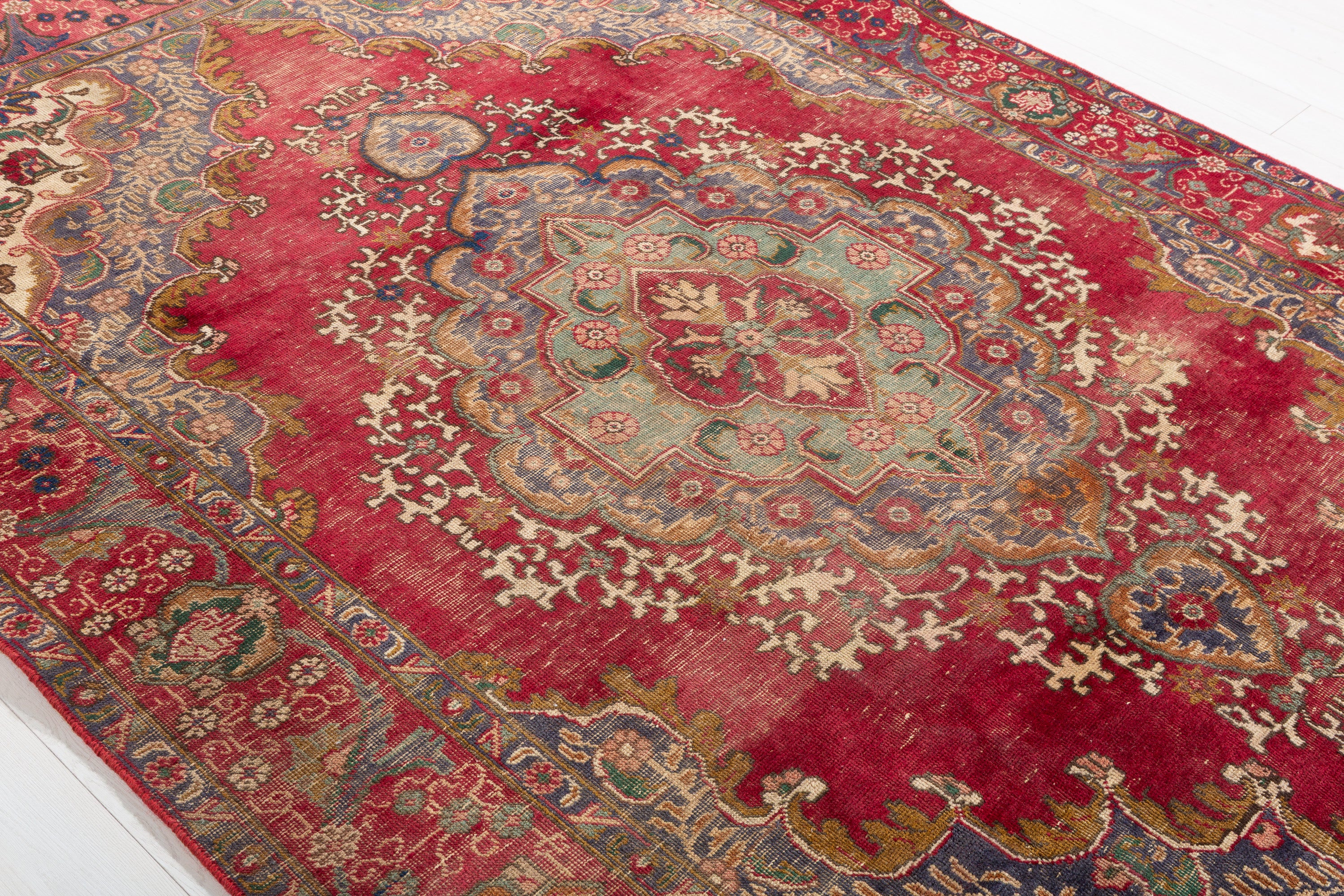 Vintage Red Floral Rug – 9' 7" x 6' 4" (292 x 192 cm)