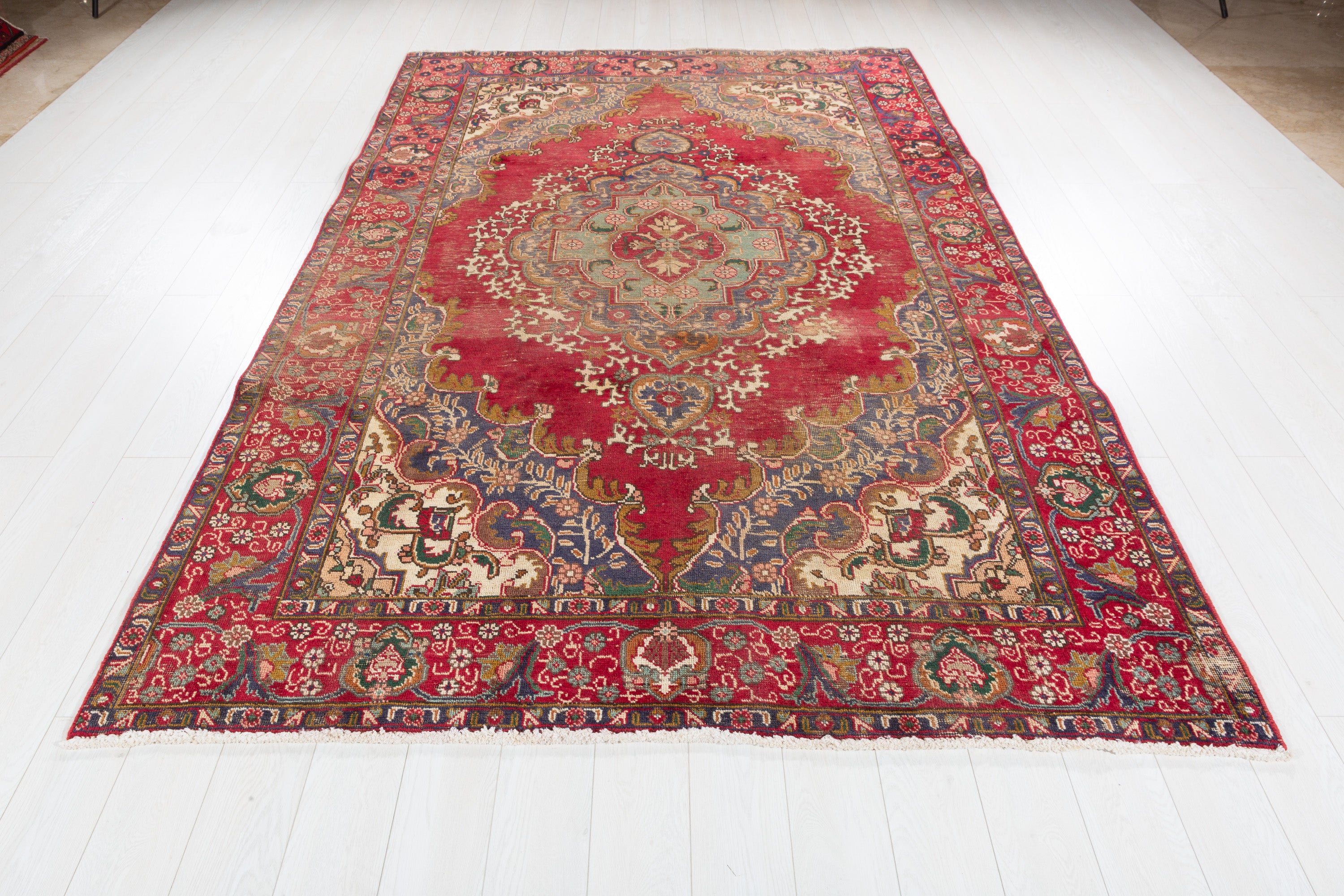 Vintage Red Floral Rug – 9' 7" x 6' 4" (292 x 192 cm)
