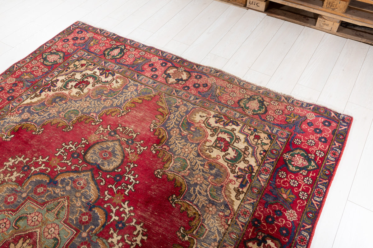Vintage Red Floral Rug – 9' 7" x 6' 4" (292 x 192 cm)