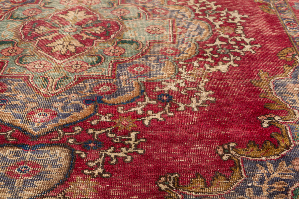Vintage Red Floral Rug – 9' 7" x 6' 4" (292 x 192 cm)