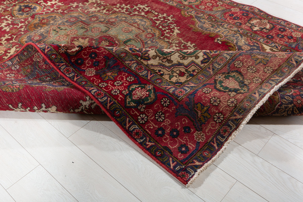 Vintage Red Floral Rug – 9' 7" x 6' 4" (292 x 192 cm)