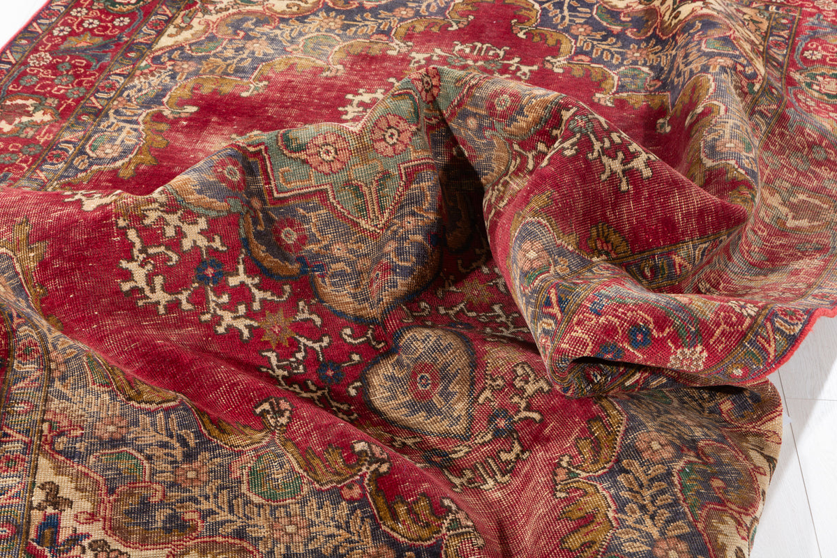 Vintage Red Floral Rug – 9' 7" x 6' 4" (292 x 192 cm)
