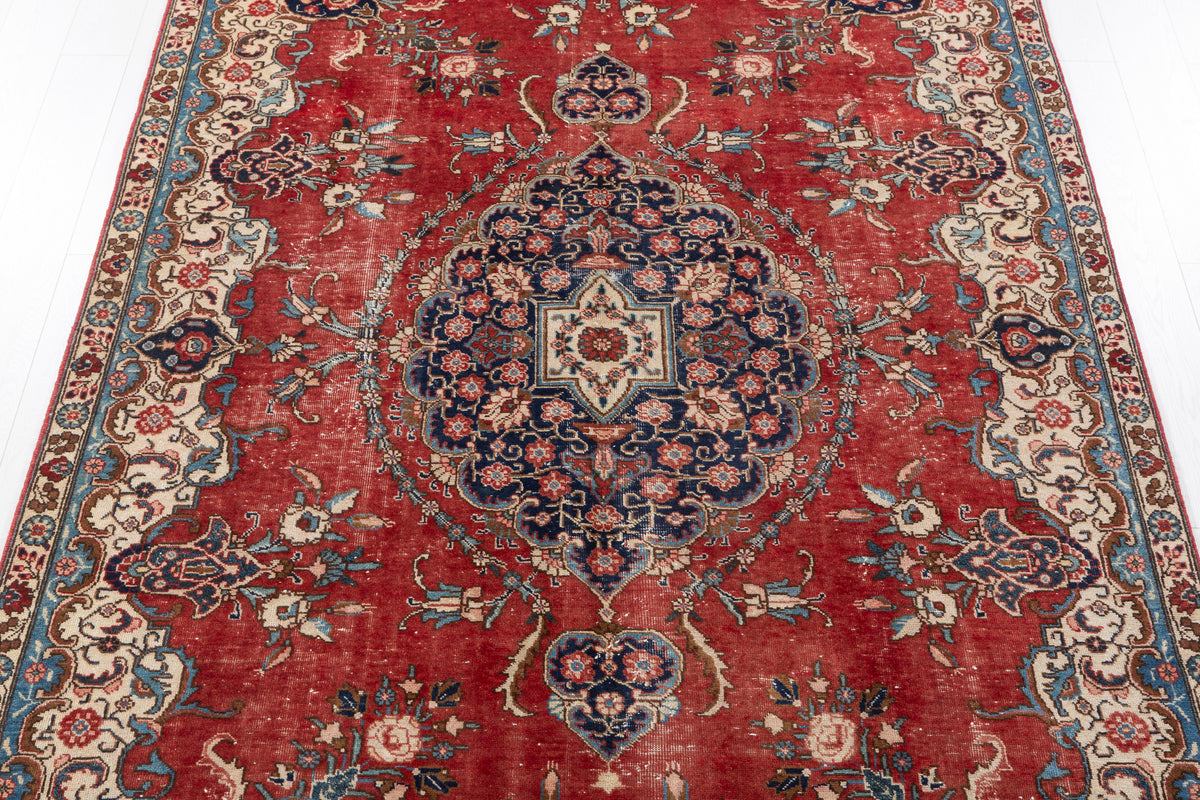 Vintage Red Floral Rug – 9' 3" x 6' 1" (282 x 185 cm)