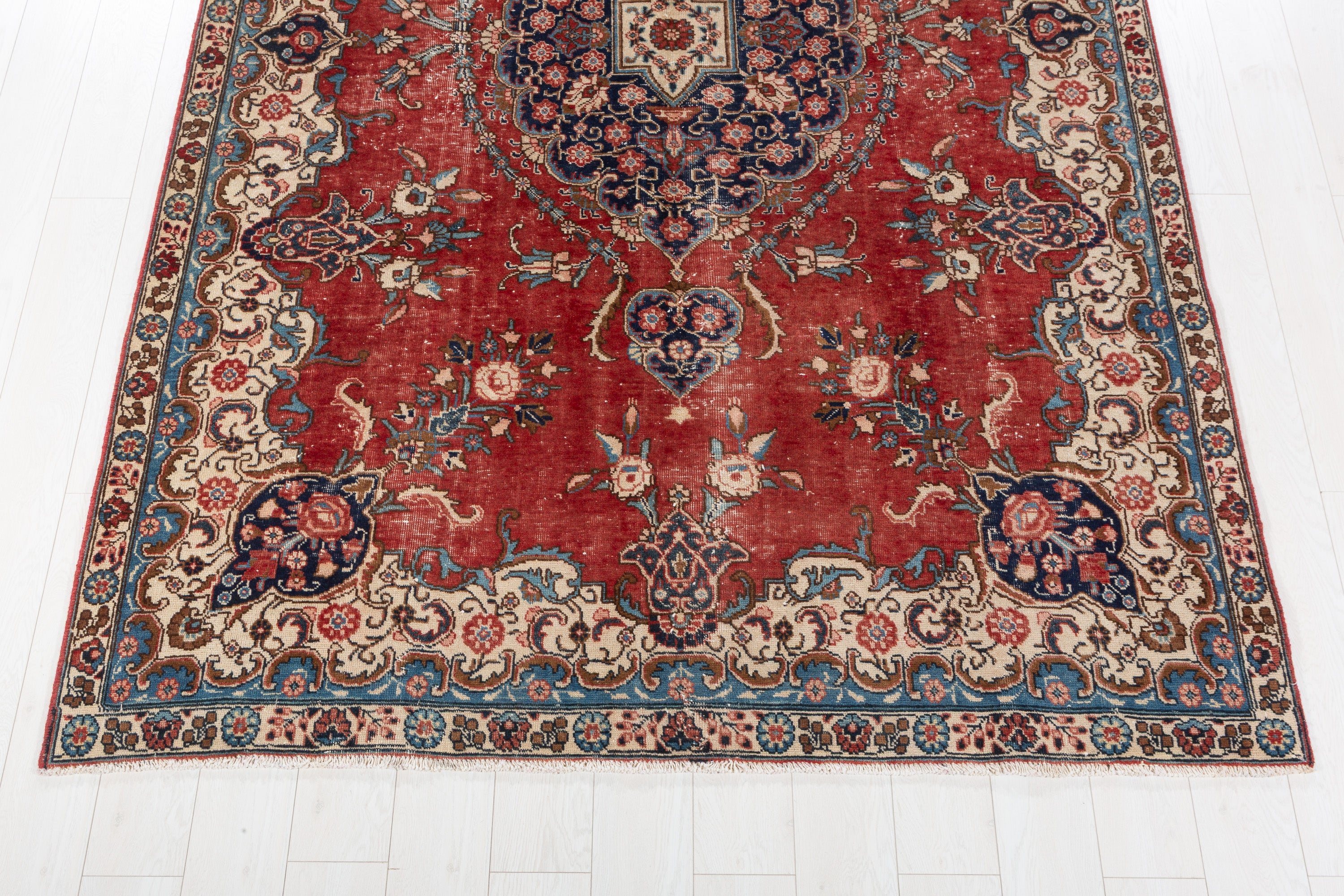 Vintage Red Floral Rug – 9' 3" x 6' 1" (282 x 185 cm)