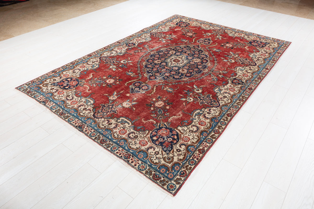 Vintage Red Floral Rug – 9' 3" x 6' 1" (282 x 185 cm)