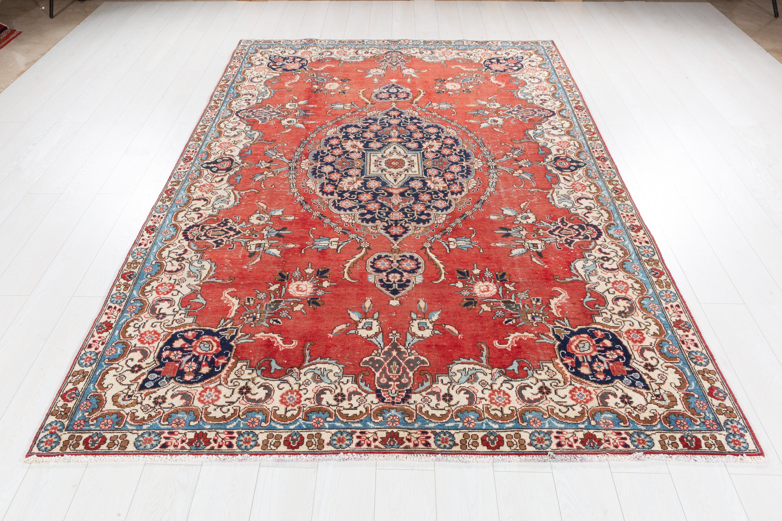 Vintage Red Floral Rug – 9' 3" x 6' 1" (282 x 185 cm)
