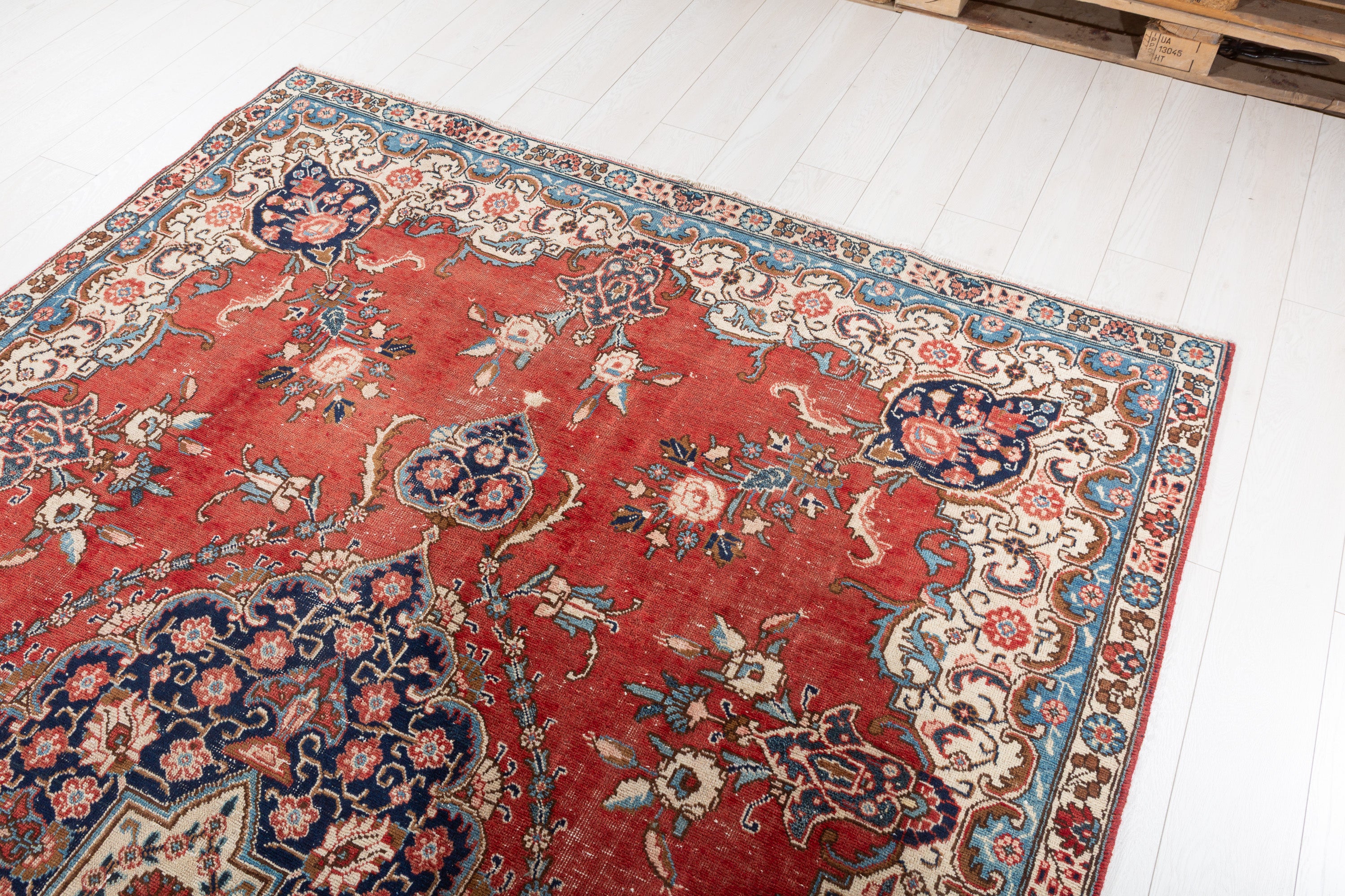 Vintage Red Floral Rug – 9' 3" x 6' 1" (282 x 185 cm)