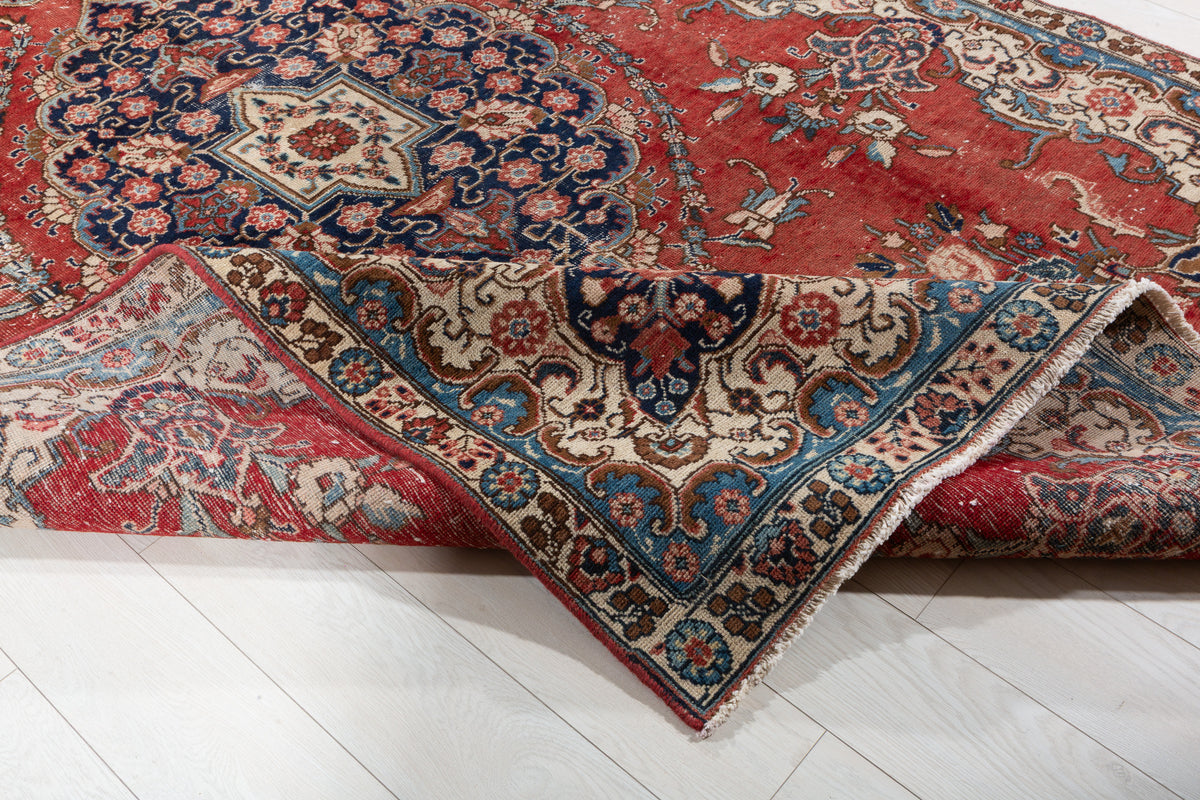 Vintage Red Floral Rug – 9' 3" x 6' 1" (282 x 185 cm)