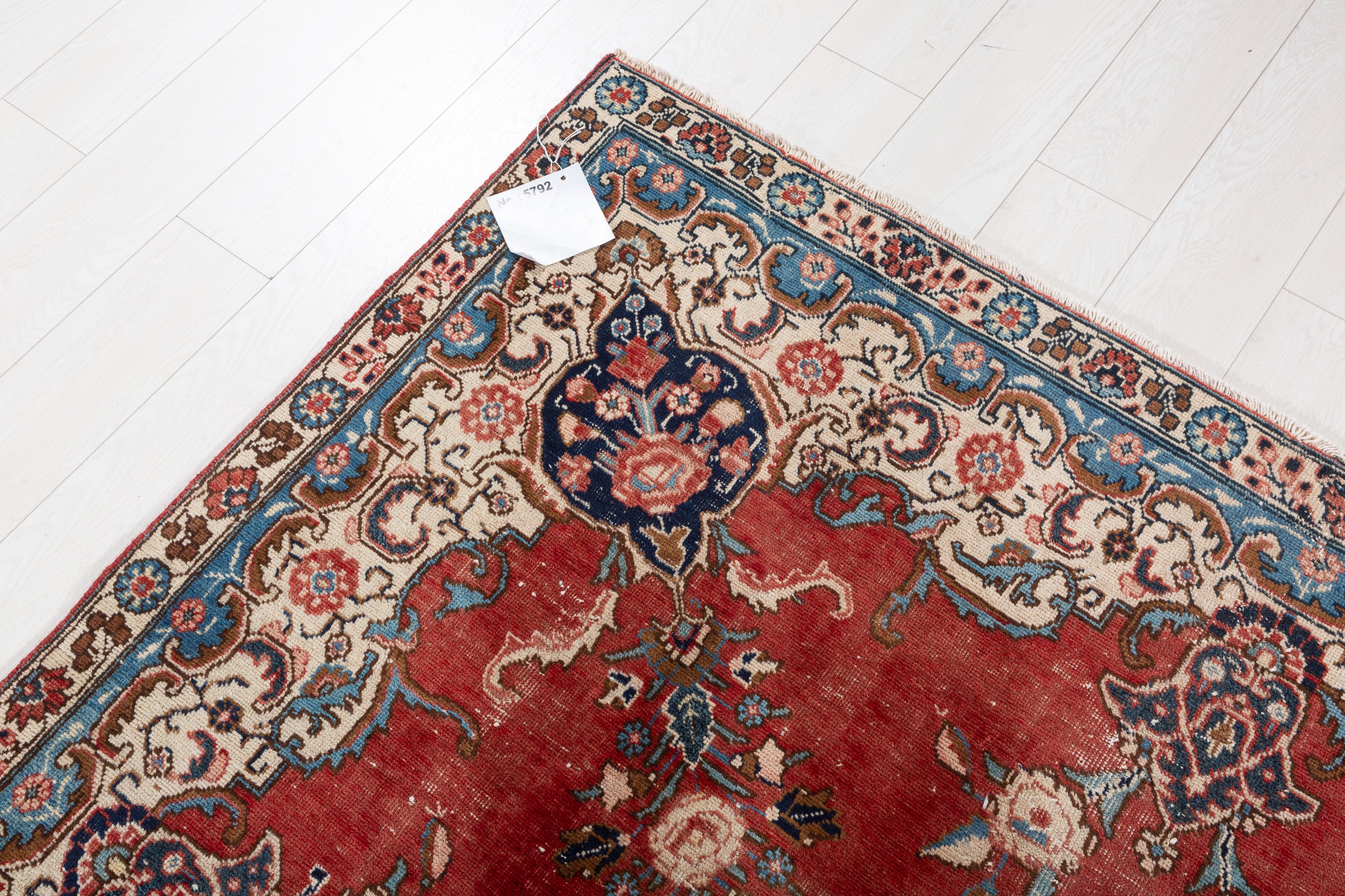 Vintage Red Floral Rug – 9' 3" x 6' 1" (282 x 185 cm)