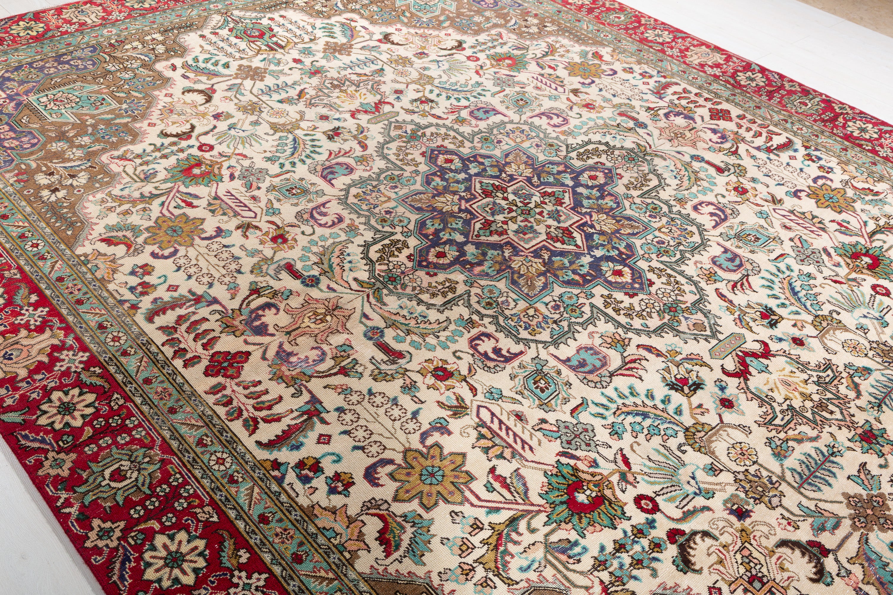 Vintage Beige Floral Rug – 12' 1" x 9' 1" (369 x 278 cm)