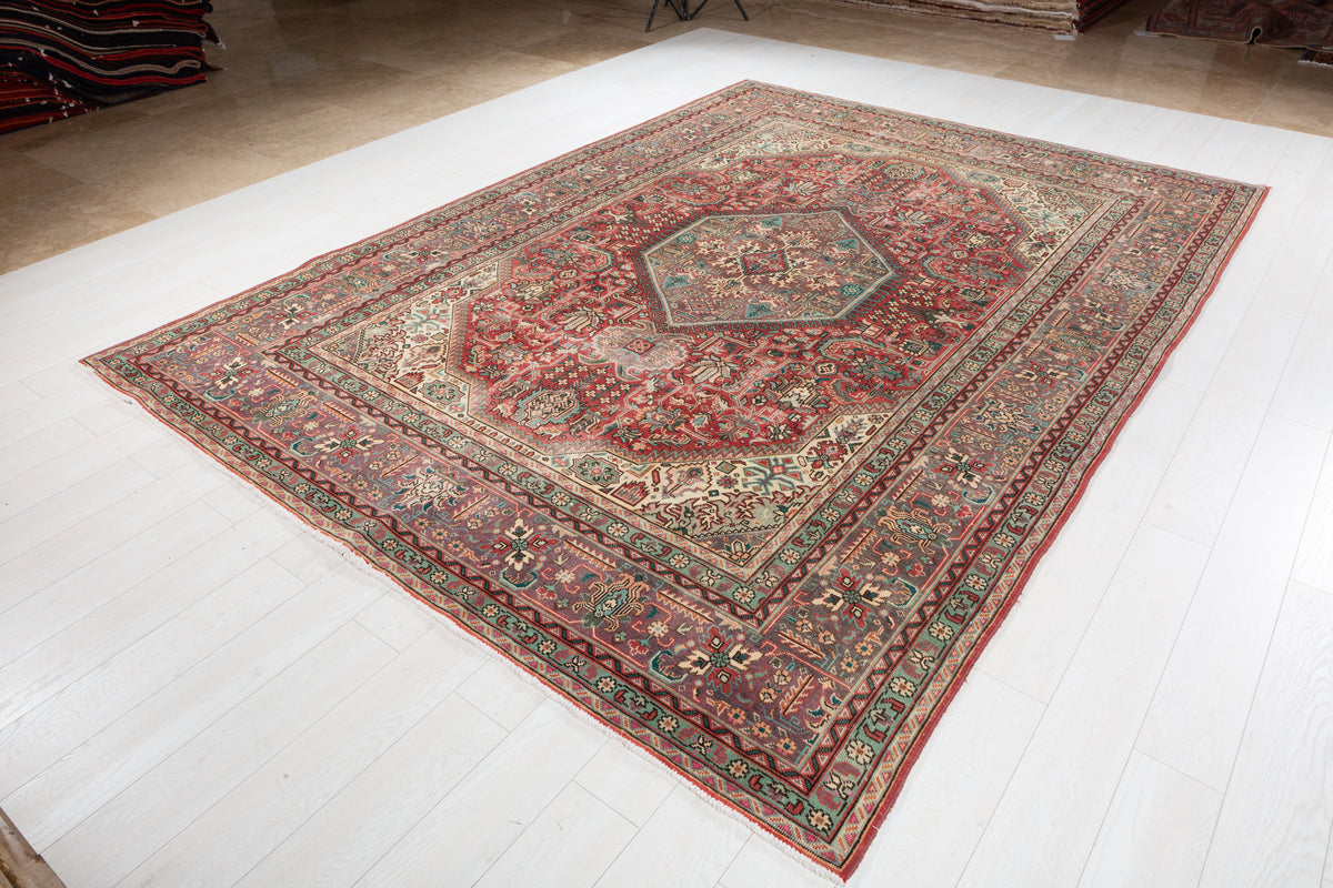 Collectible Vintage Red Floral Rug – 10' 11" x 7' 11" (333 x 241 cm)