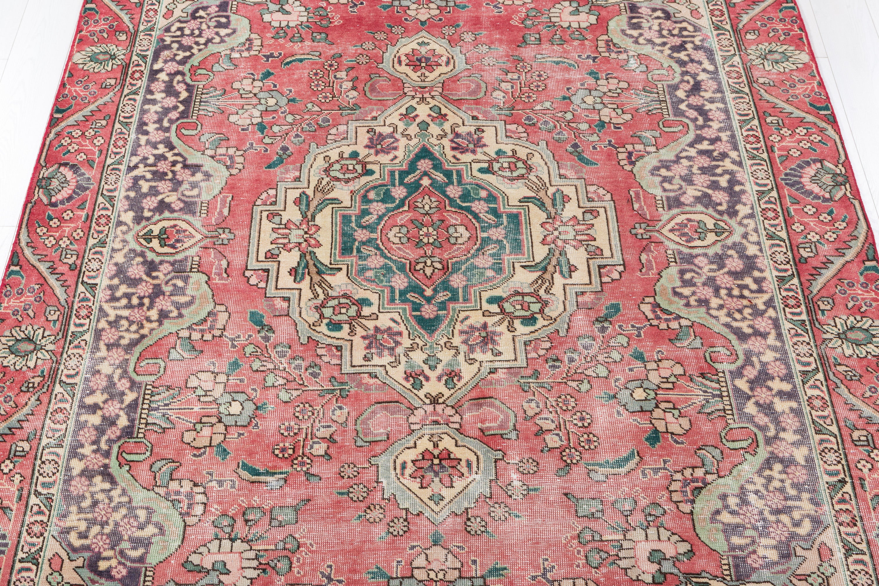 Vintage Faded pink-red and beige Traditional Rug – 8' 11" x 6' 1" (273 x 185 cm)