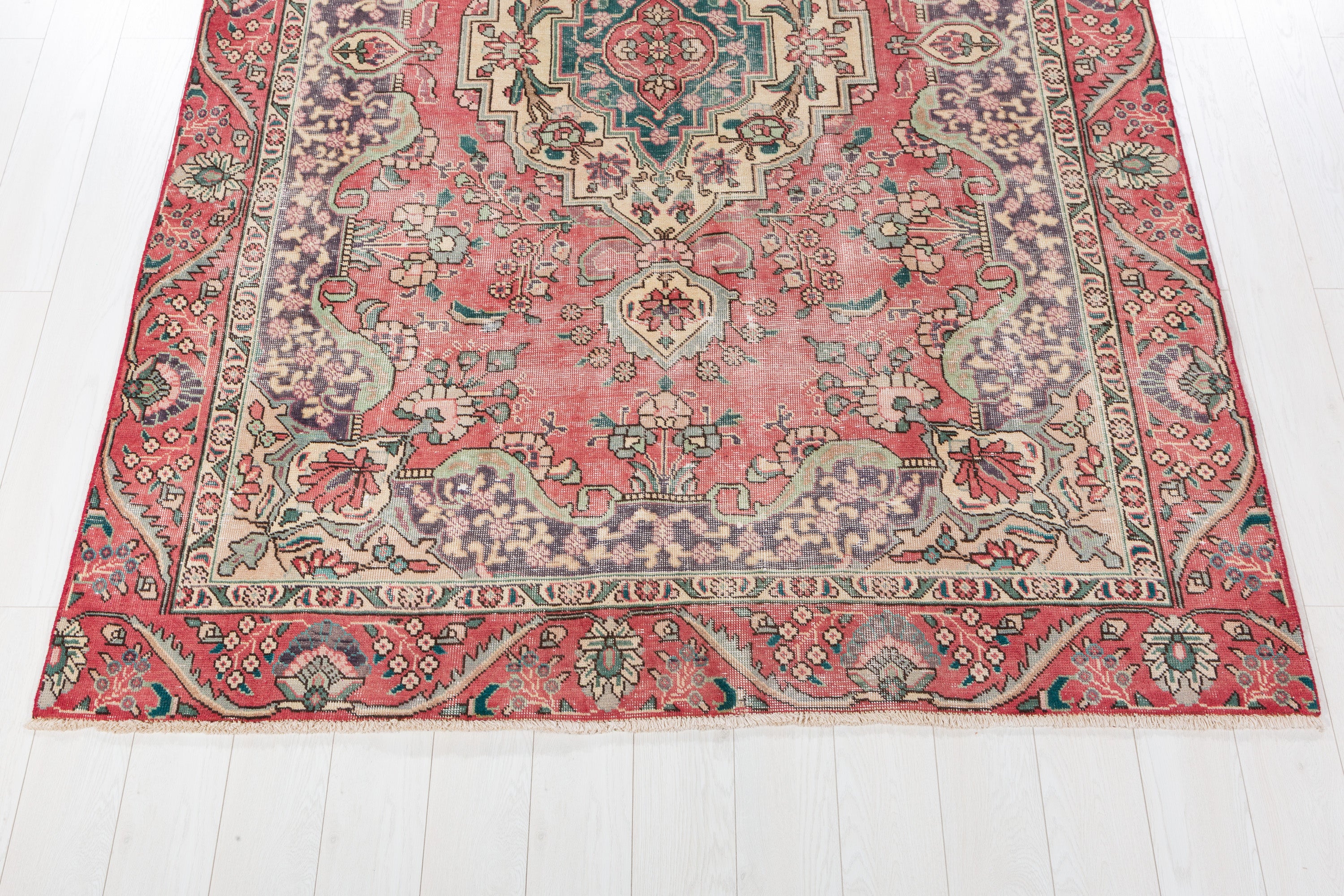 Vintage Faded pink-red and beige Traditional Rug – 8' 11" x 6' 1" (273 x 185 cm)