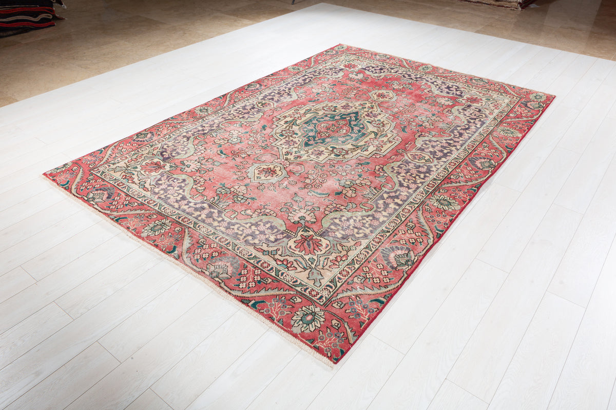 Vintage Faded pink-red and beige Traditional Rug – 8' 11" x 6' 1" (273 x 185 cm)