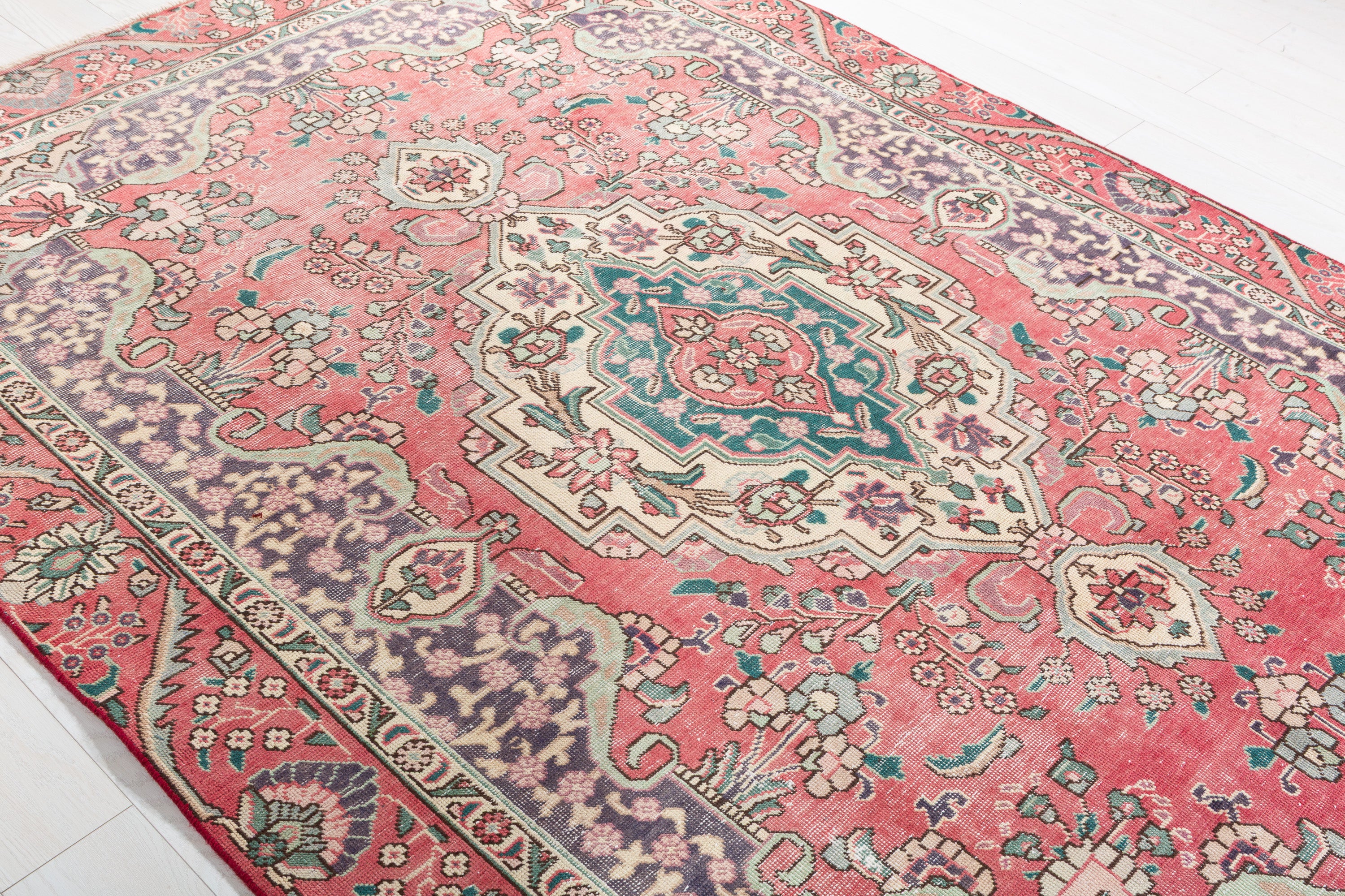 Vintage Faded pink-red and beige Traditional Rug – 8' 11" x 6' 1" (273 x 185 cm)