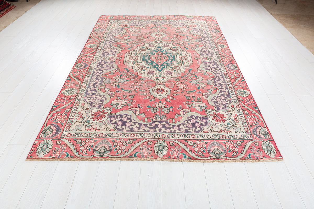 Vintage Faded pink-red and beige Traditional Rug – 8' 11" x 6' 1" (273 x 185 cm)