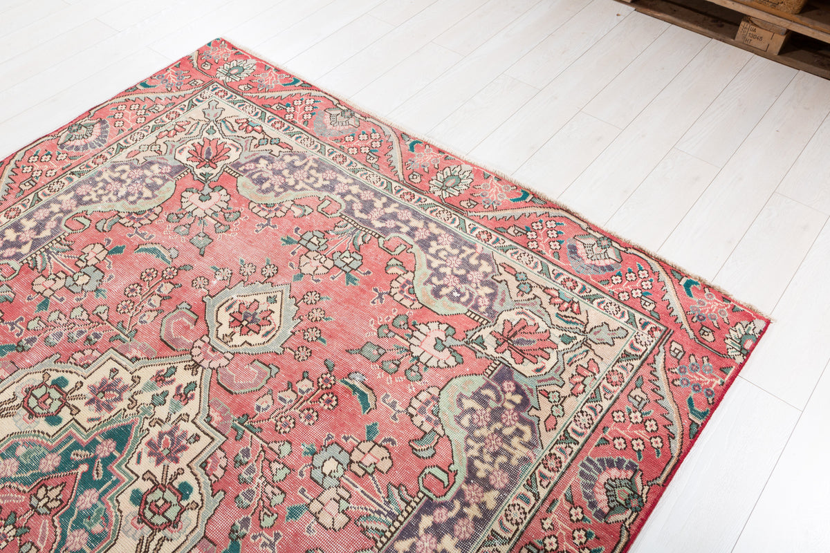 Vintage Faded pink-red and beige Traditional Rug – 8' 11" x 6' 1" (273 x 185 cm)