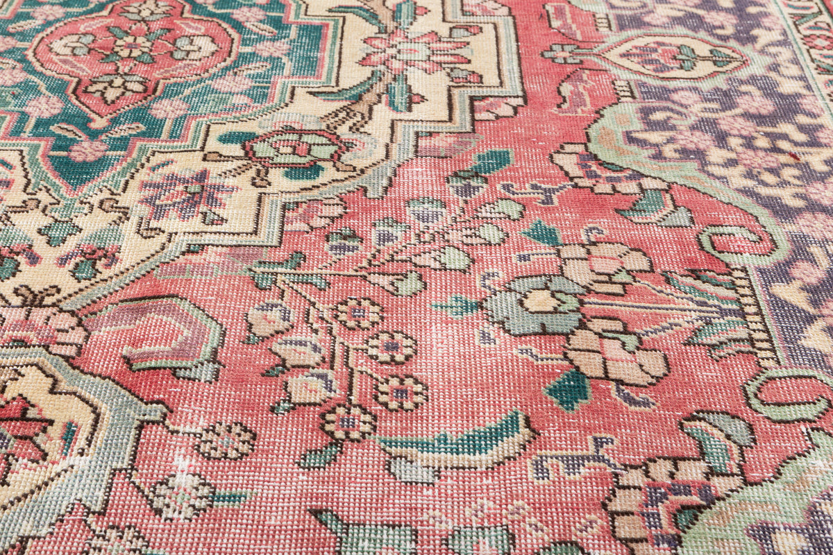 Vintage Faded pink-red and beige Traditional Rug – 8' 11" x 6' 1" (273 x 185 cm)