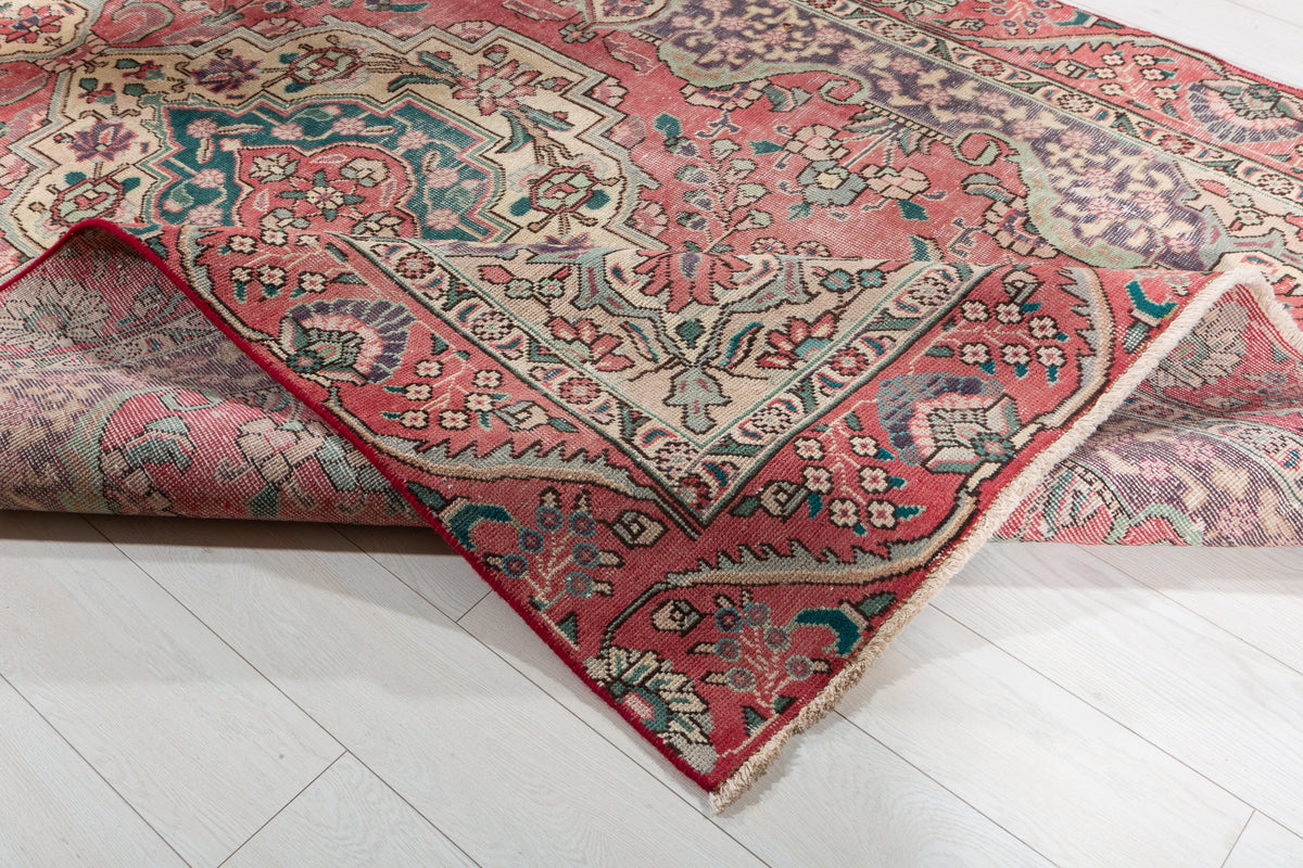 Vintage Faded pink-red and beige Traditional Rug – 8' 11" x 6' 1" (273 x 185 cm)
