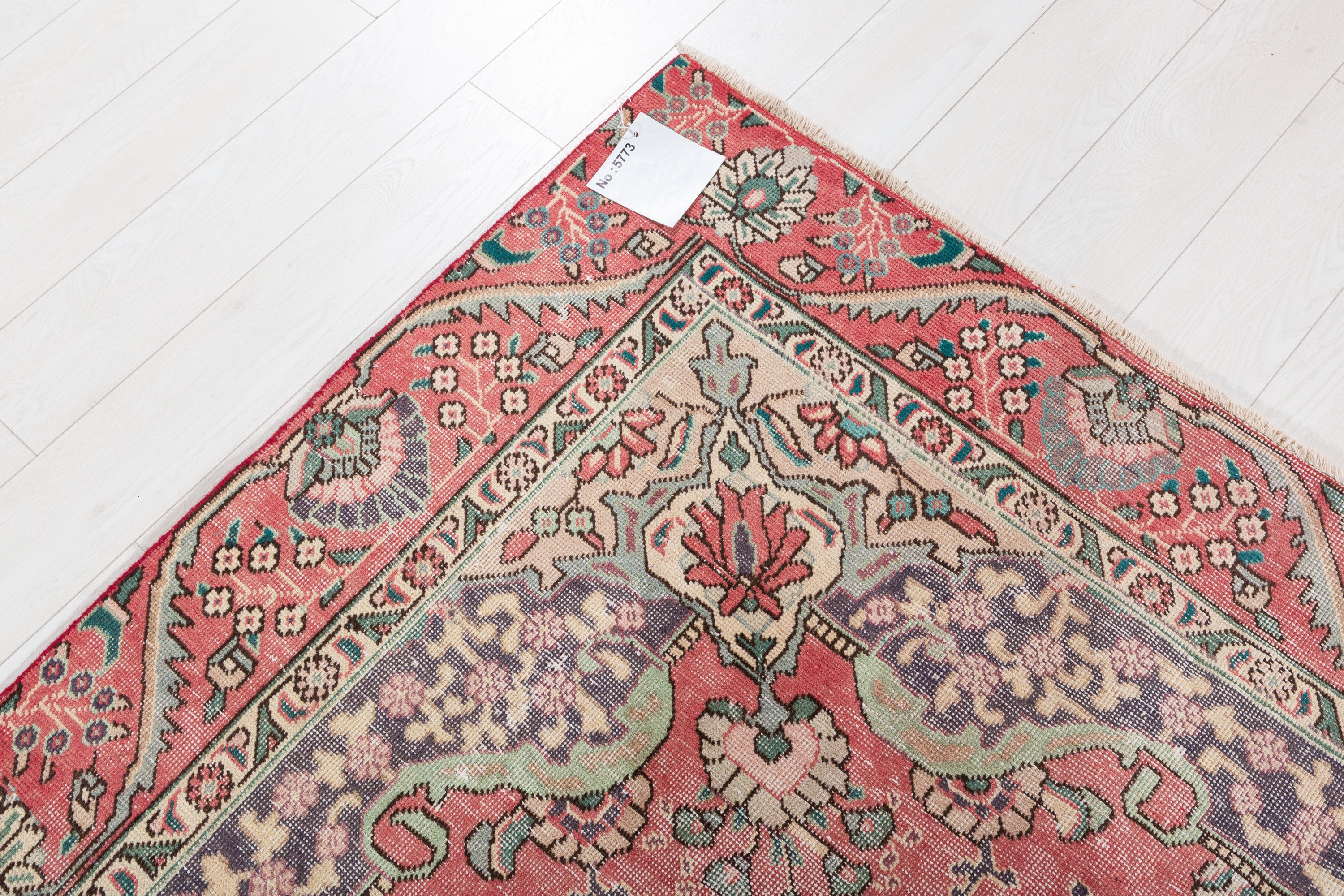 Vintage Faded pink-red and beige Traditional Rug – 8' 11" x 6' 1" (273 x 185 cm)