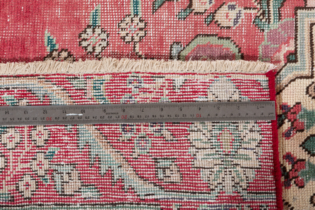 Vintage Faded pink-red and beige Traditional Rug – 8' 11" x 6' 1" (273 x 185 cm)