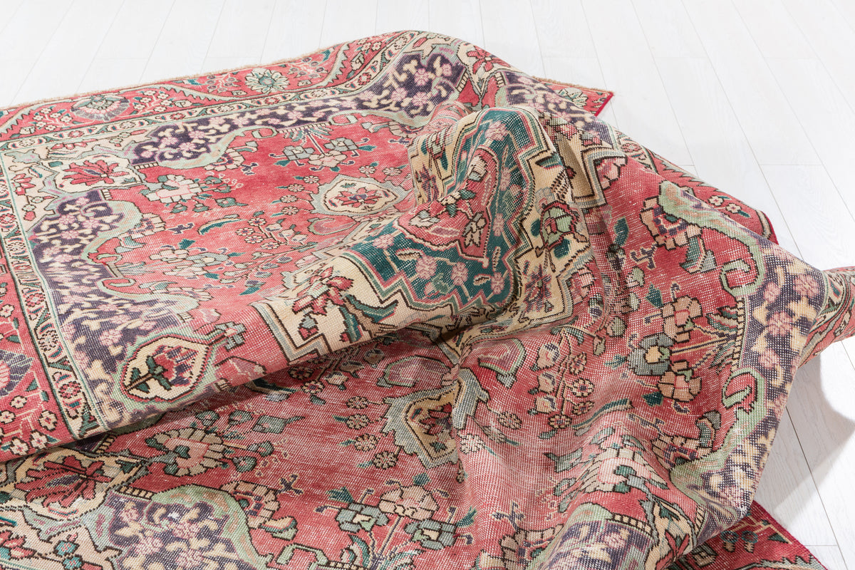 Vintage Faded pink-red and beige Traditional Rug – 8' 11" x 6' 1" (273 x 185 cm)