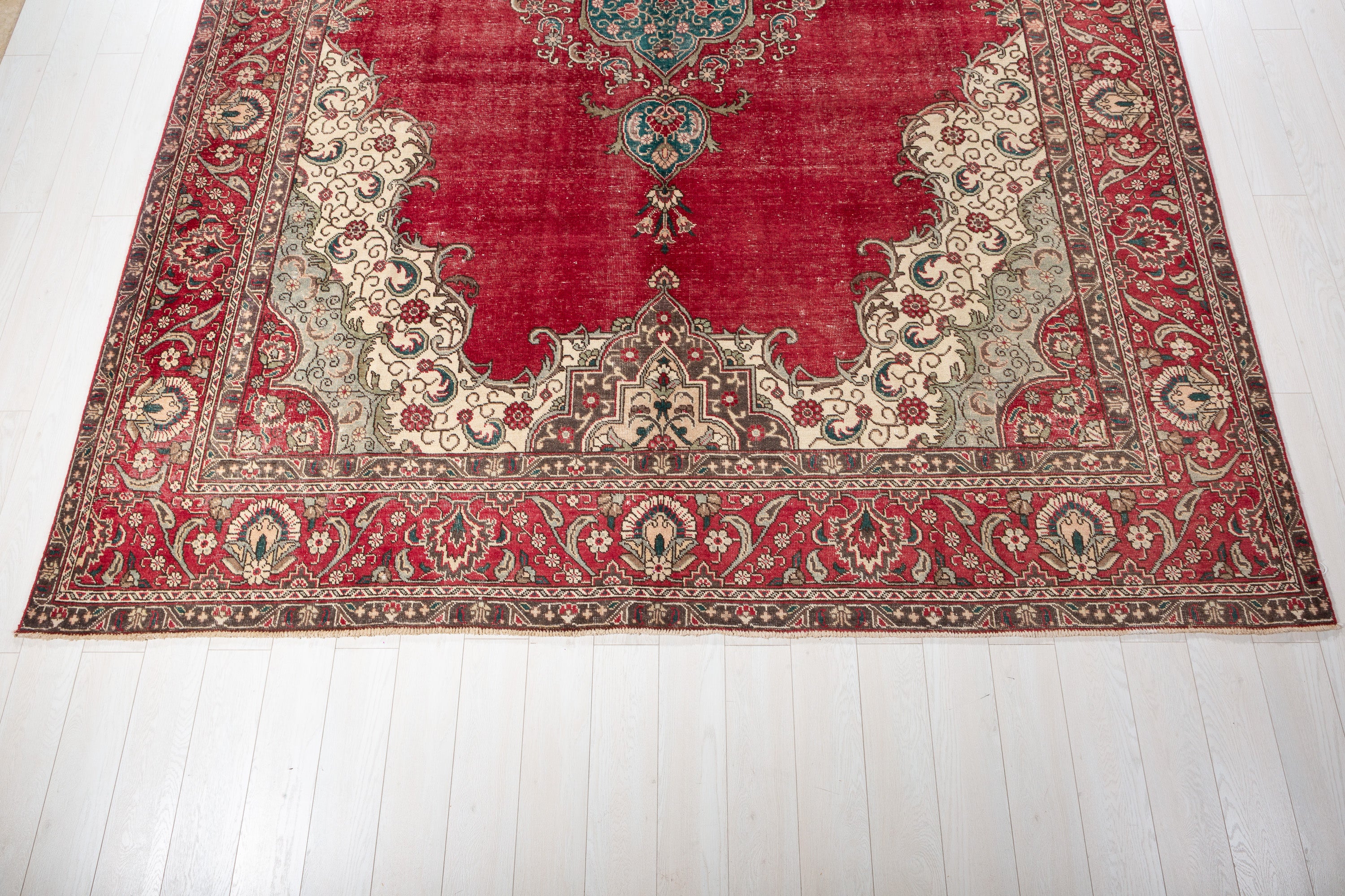Collectible Vintage Red and green Traditional Rug – 15' 8" x 9' 8" (478 x 295 cm)