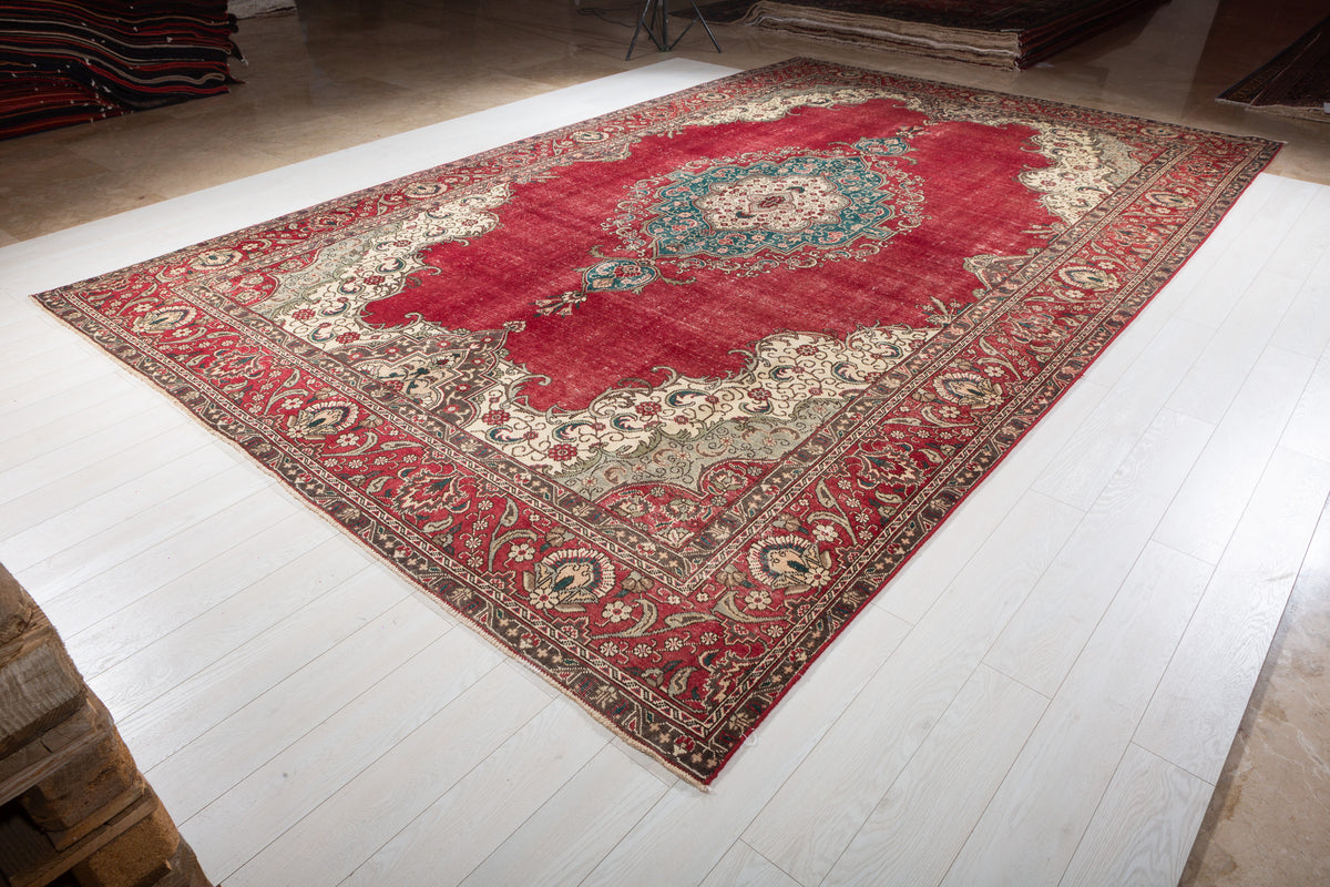 Collectible Vintage Red and green Traditional Rug – 15' 8" x 9' 8" (478 x 295 cm)