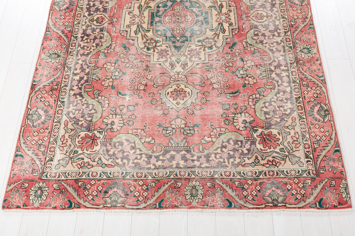Vintage Faded pink-red and beige Traditional Rug – 8' 11" x 5' 11" (271 x 181 cm)