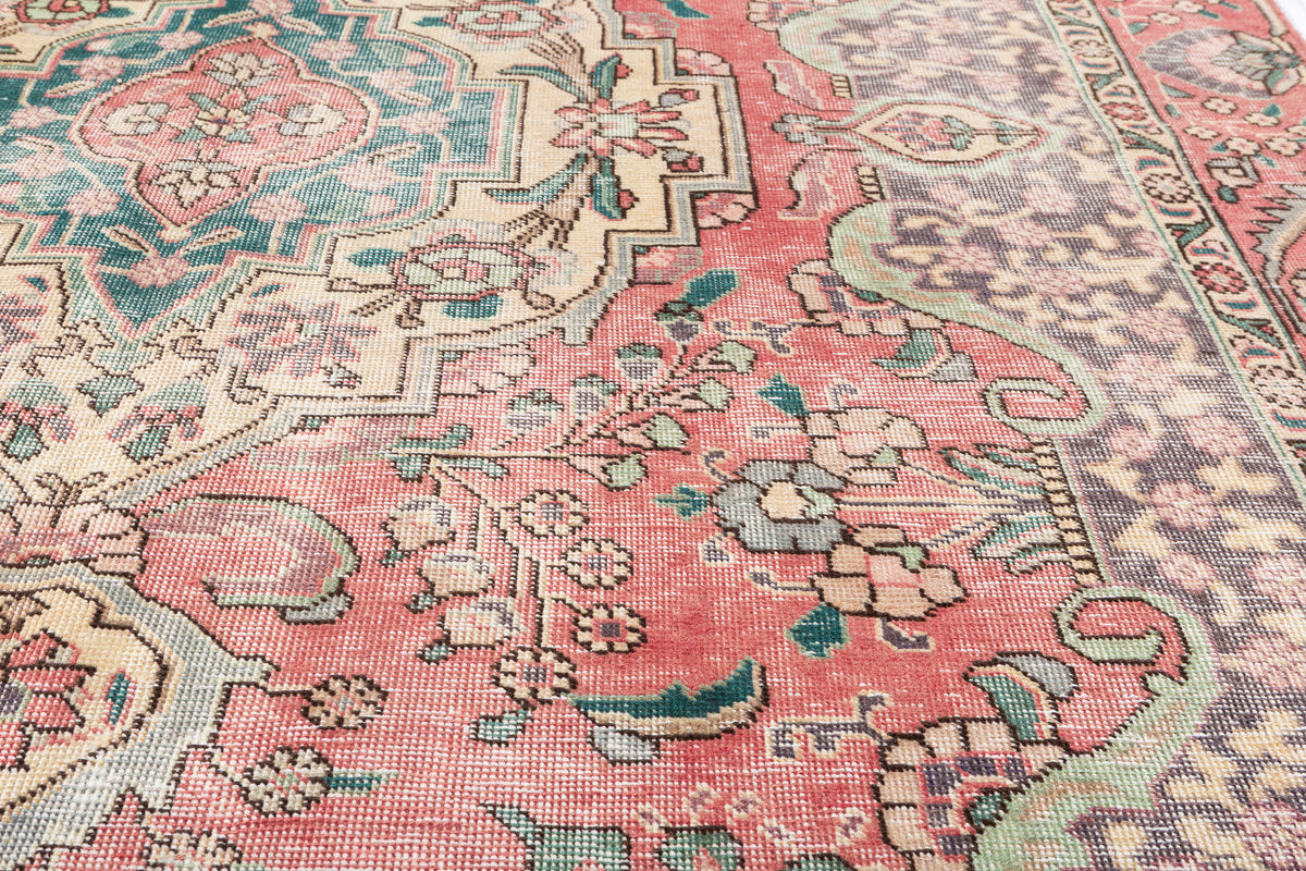 Vintage Faded pink-red and beige Traditional Rug – 8' 11" x 5' 11" (271 x 181 cm)