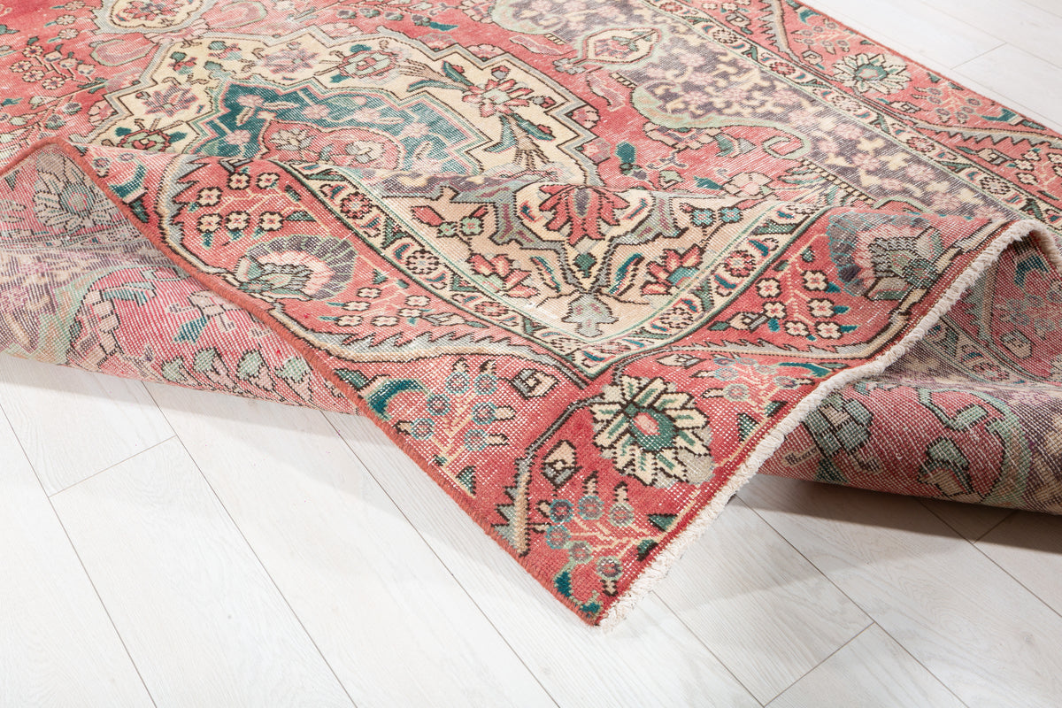 Vintage Faded pink-red and beige Traditional Rug – 8' 11" x 5' 11" (271 x 181 cm)