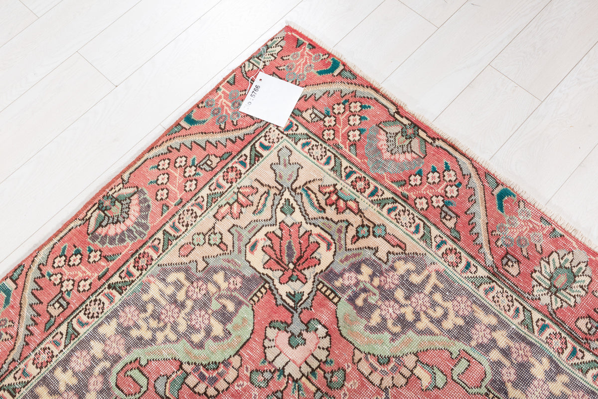 Vintage Faded pink-red and beige Traditional Rug – 8' 11" x 5' 11" (271 x 181 cm)